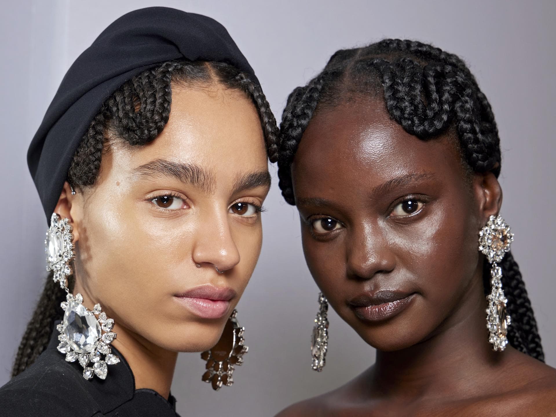 Zwei Models tragen opulente Ohrringe im Neo-Gothic-Stil