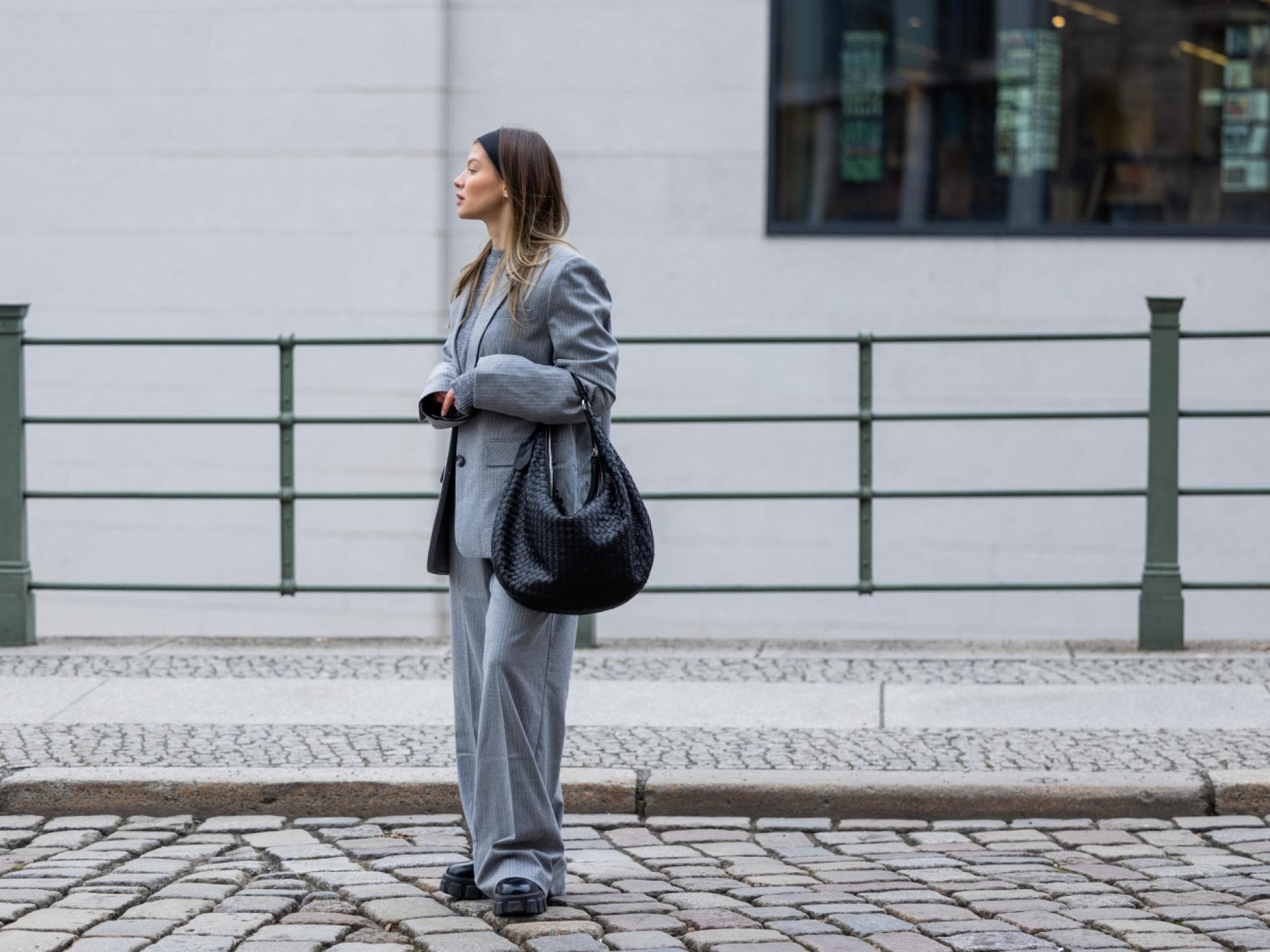 Sophia Geiss trägt grauen Blazer und graue Hose Haarband Schwarze Boots Sophia Geiss trägt grauen Blazer und graue Hose Haarband Schwarze Boots
