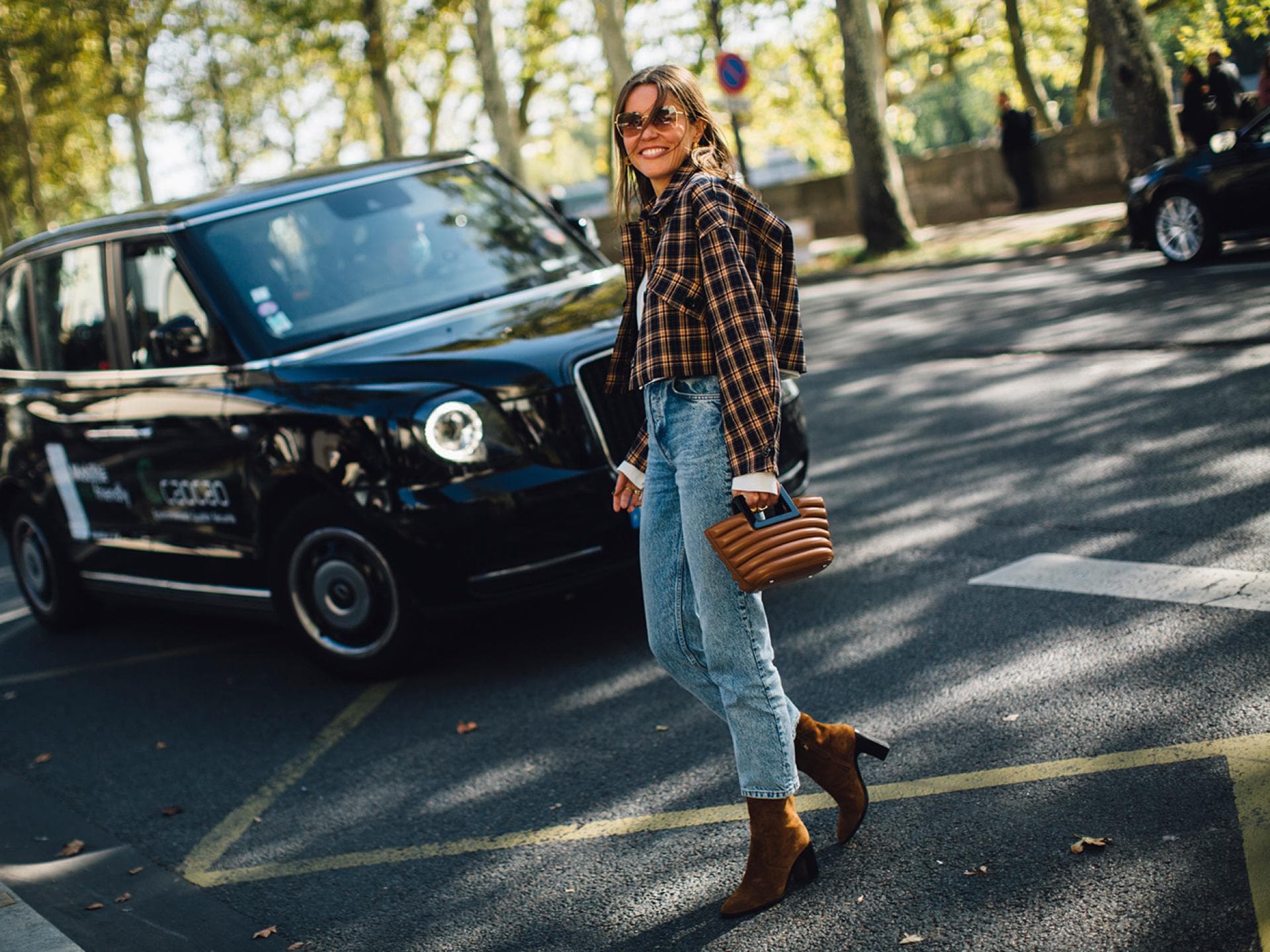 Frau in Wildleder-Boots