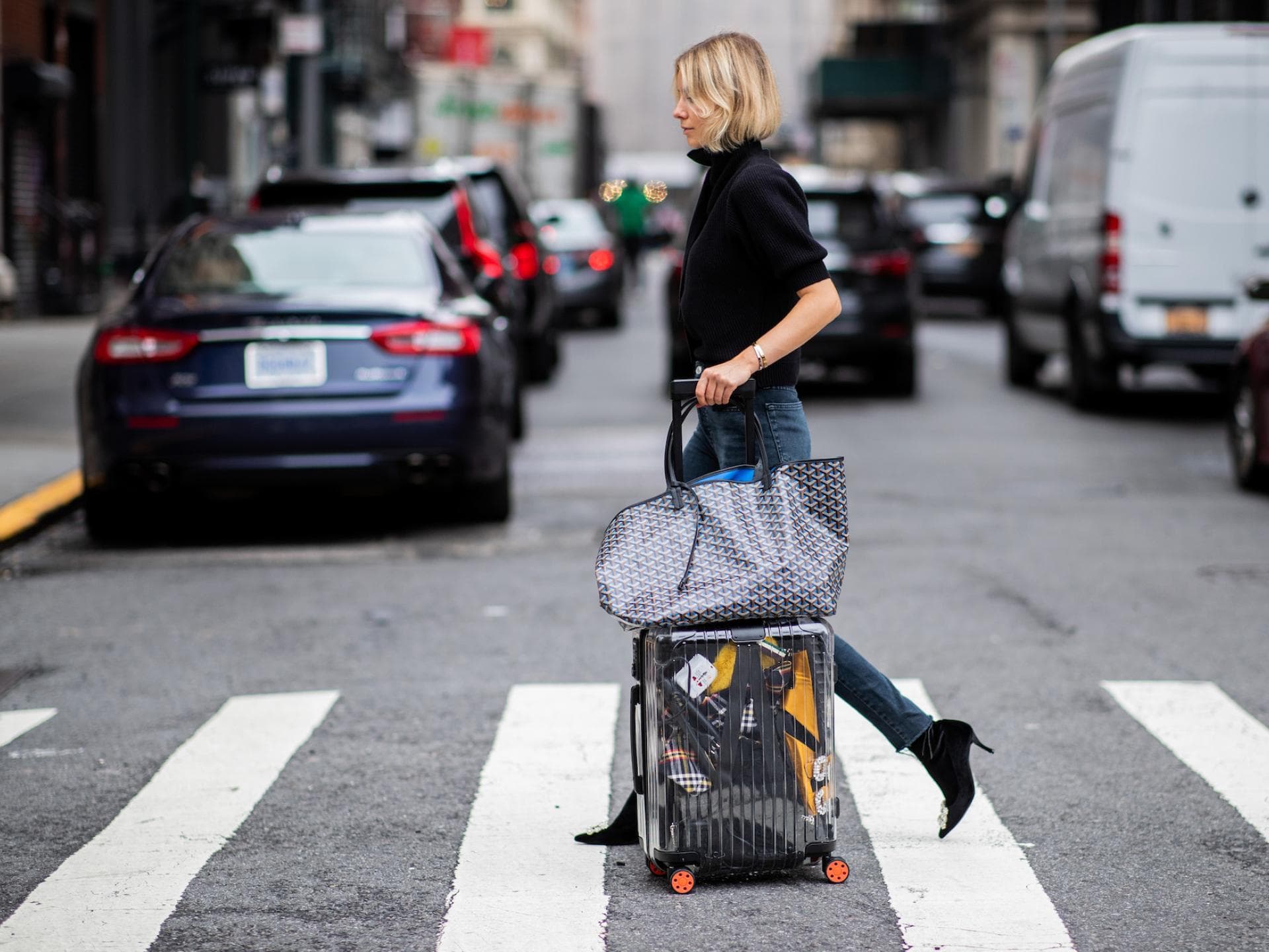 Frau mit einem Koffer