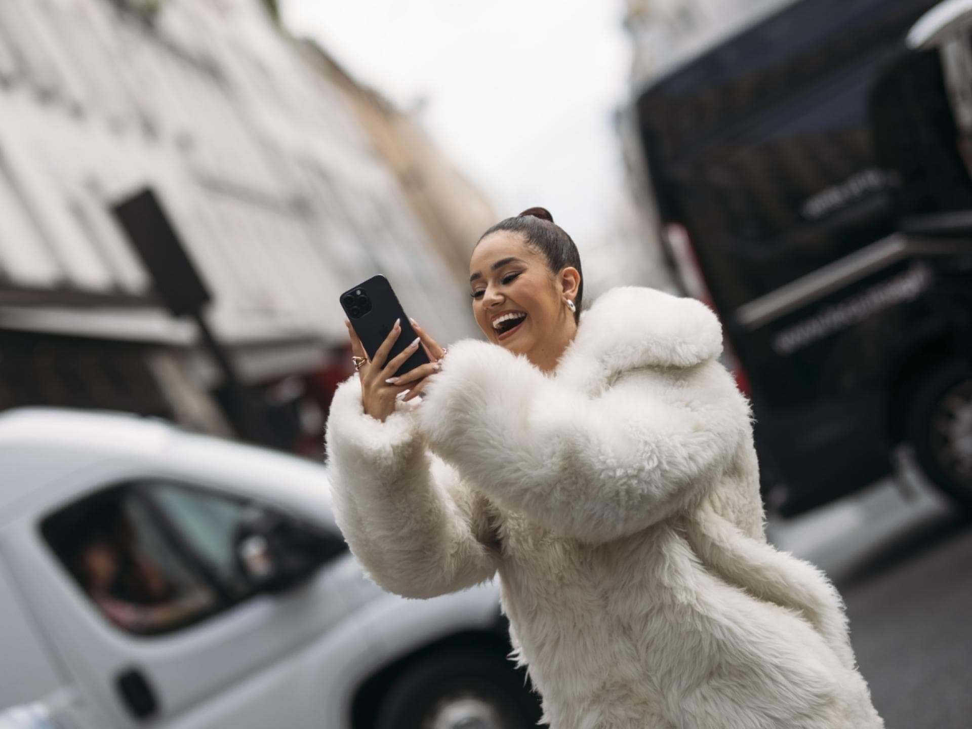 Frau trägt Fake Fur Jacke Dutt lacht Frau trägt Fake Fur Jacke Dutt lacht