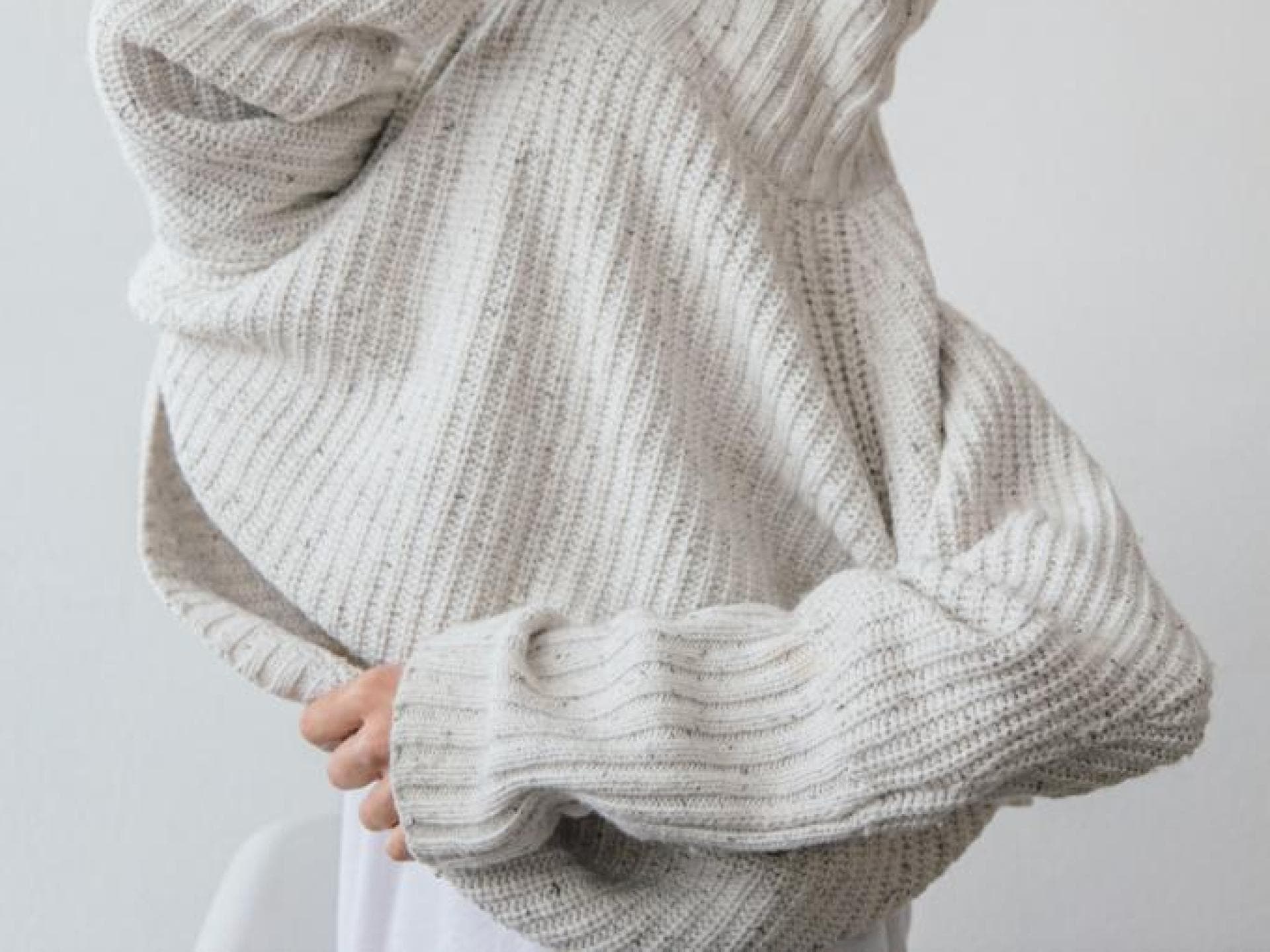 Frau trägt Pullover