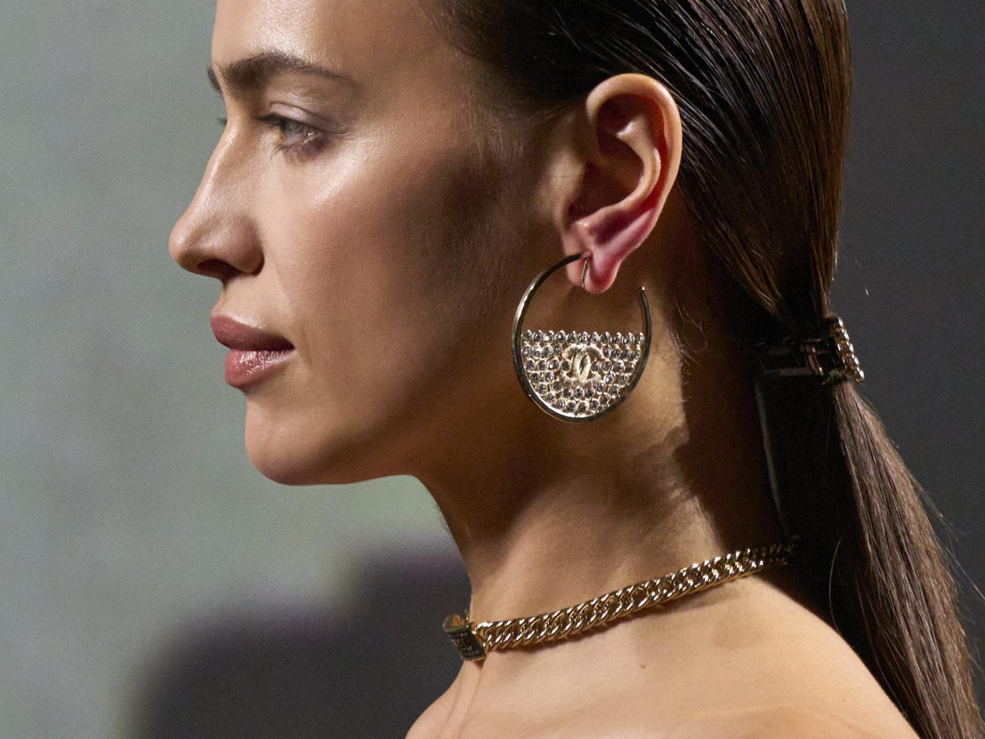 Irina Shayk trägt goldenen Schmuck Irina Shayk trägt goldenen Schmuck