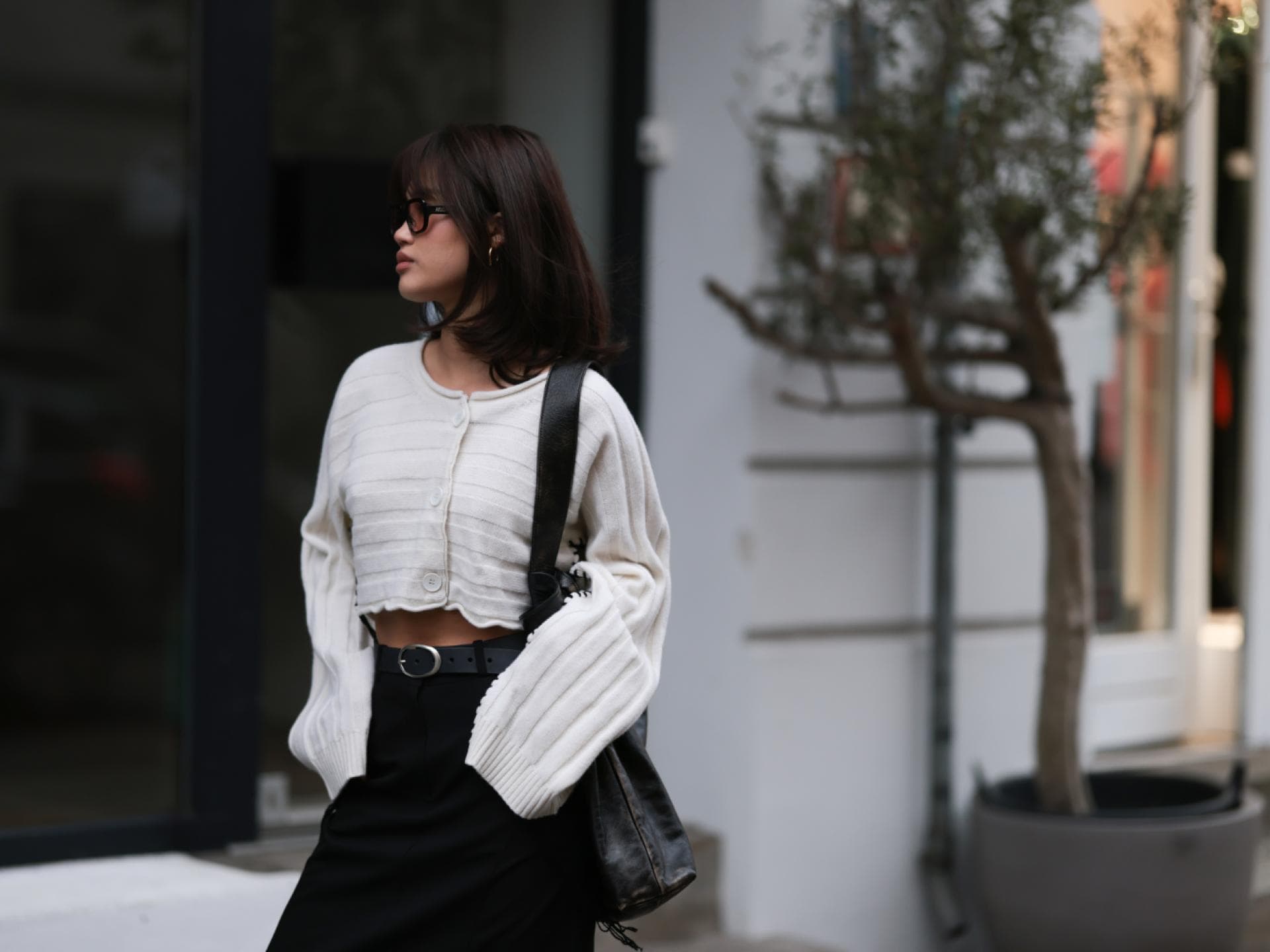 Jihoon Kim trägt weißen Cardigan Rock Brille und Tasche