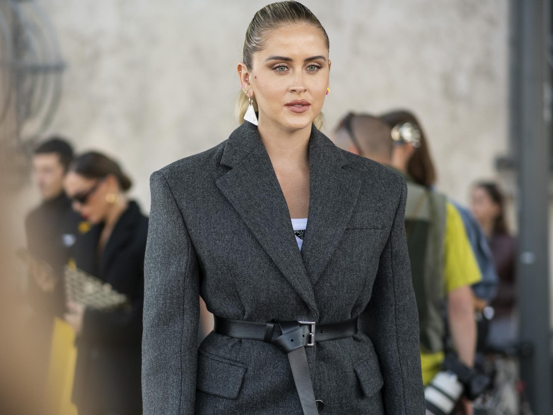 Frau trägt grauen Blazer