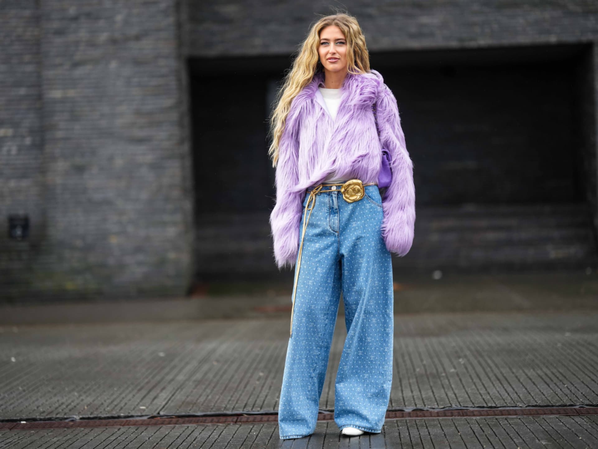 Emili Sindlev trägt Fake Fur Jacke und Jeans Emili Sindlev trägt Fake Fur Jacke und Jeans