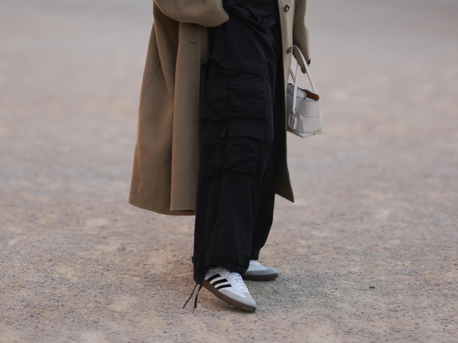 Frau trägt Adidas Samba Sneaker Streetstyle