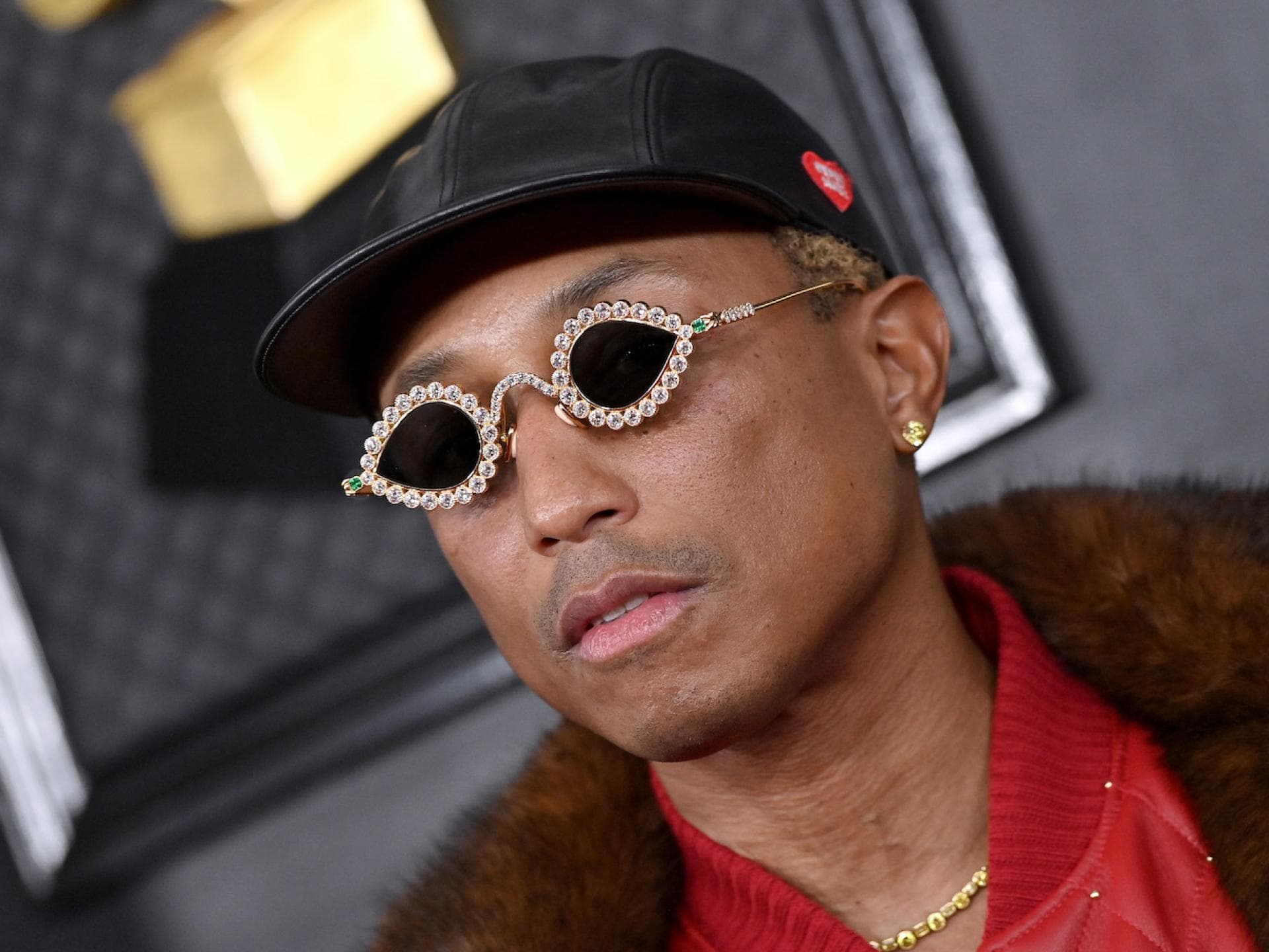 Pharrell Williams trägt eine auffällige Sonnenbrille