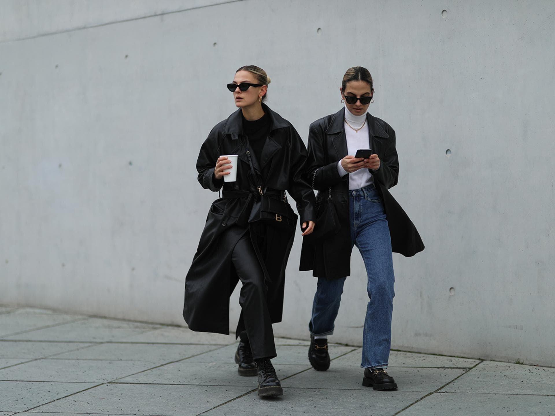 Zwei Frauen in stylischen Looks