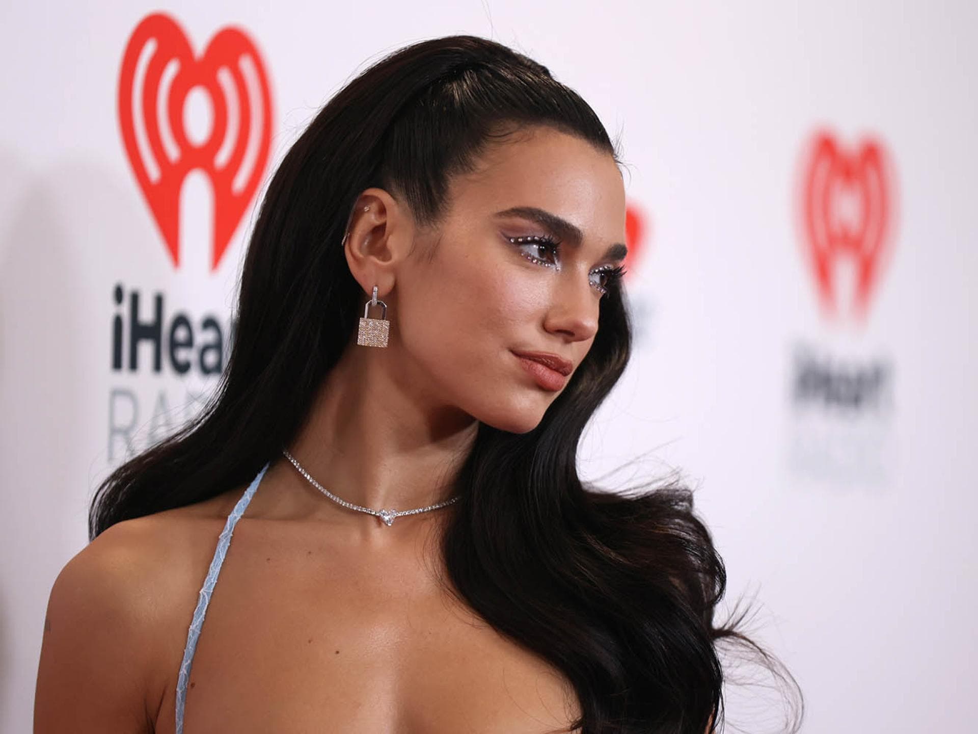 Dua Lipa mit einem Flat Piercing