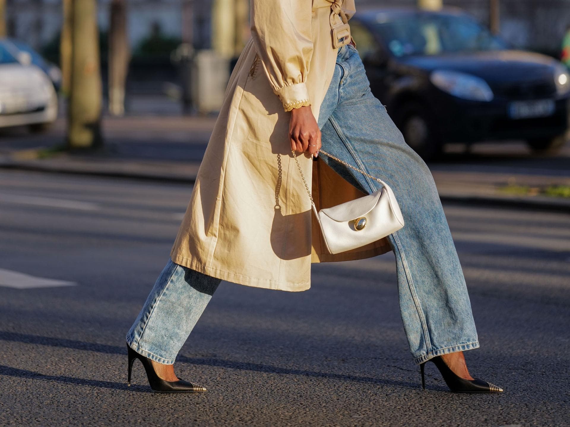 Frau mit weit geschnittener Jeans