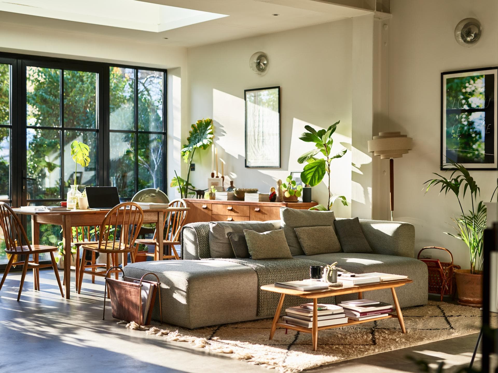 Wohn- und Esszimmer mit vielen Pflanzen