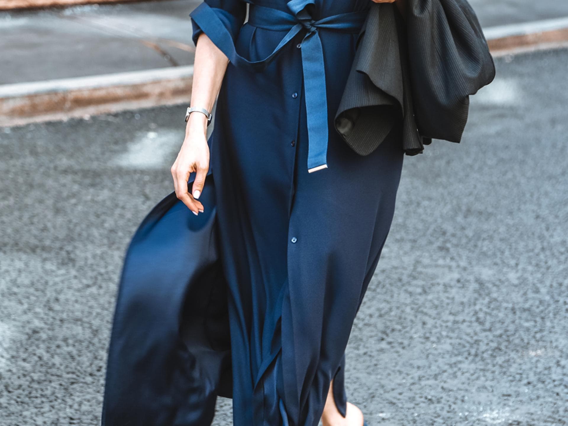 Seidenkleid in dunkelblau als Streetstyle