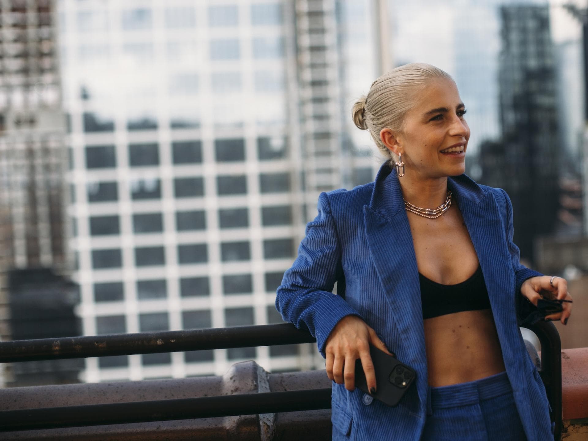 Caro Daur im blauen Zweiteiler