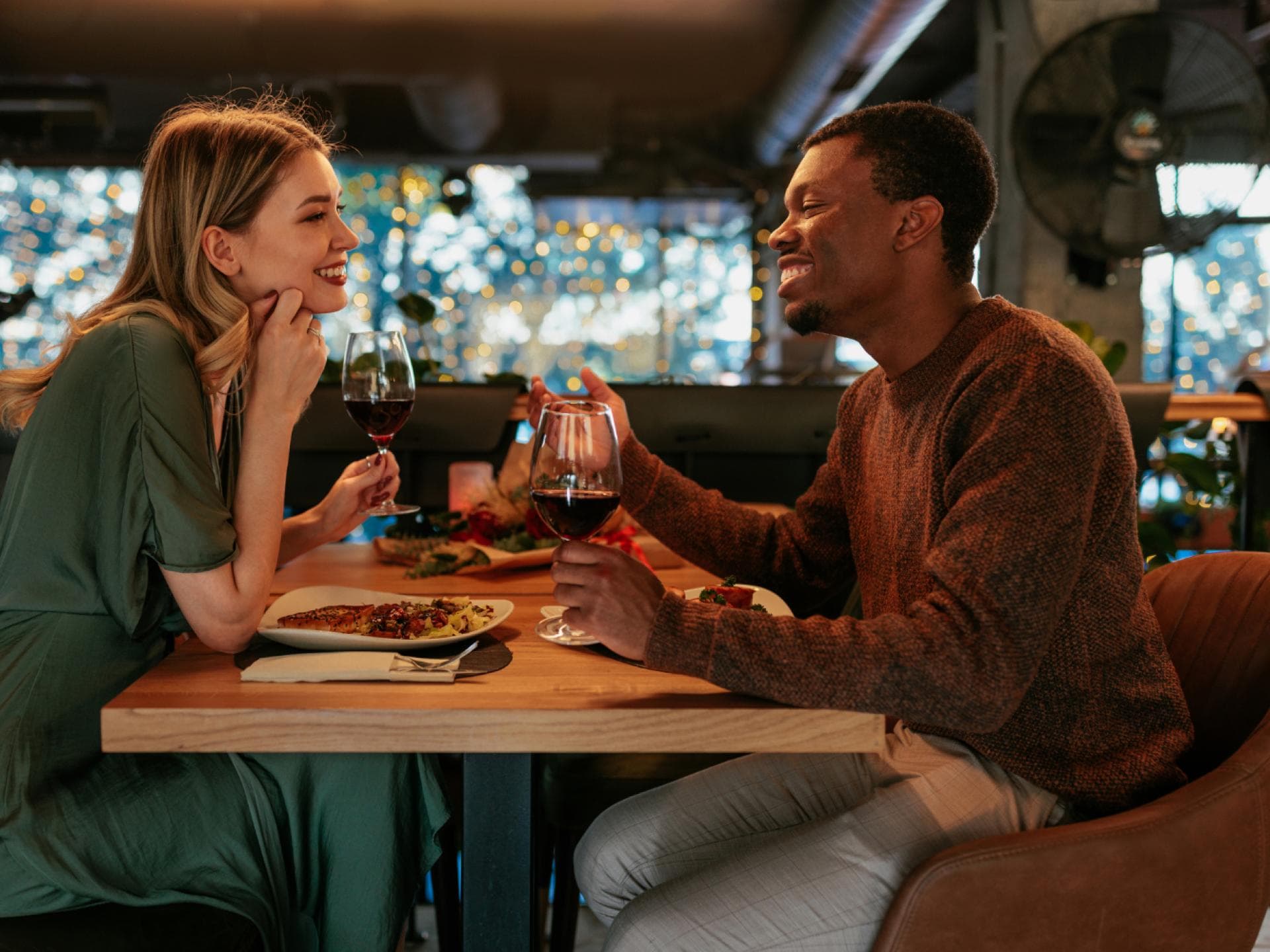 Erstes Date zwei Personen essen gehen