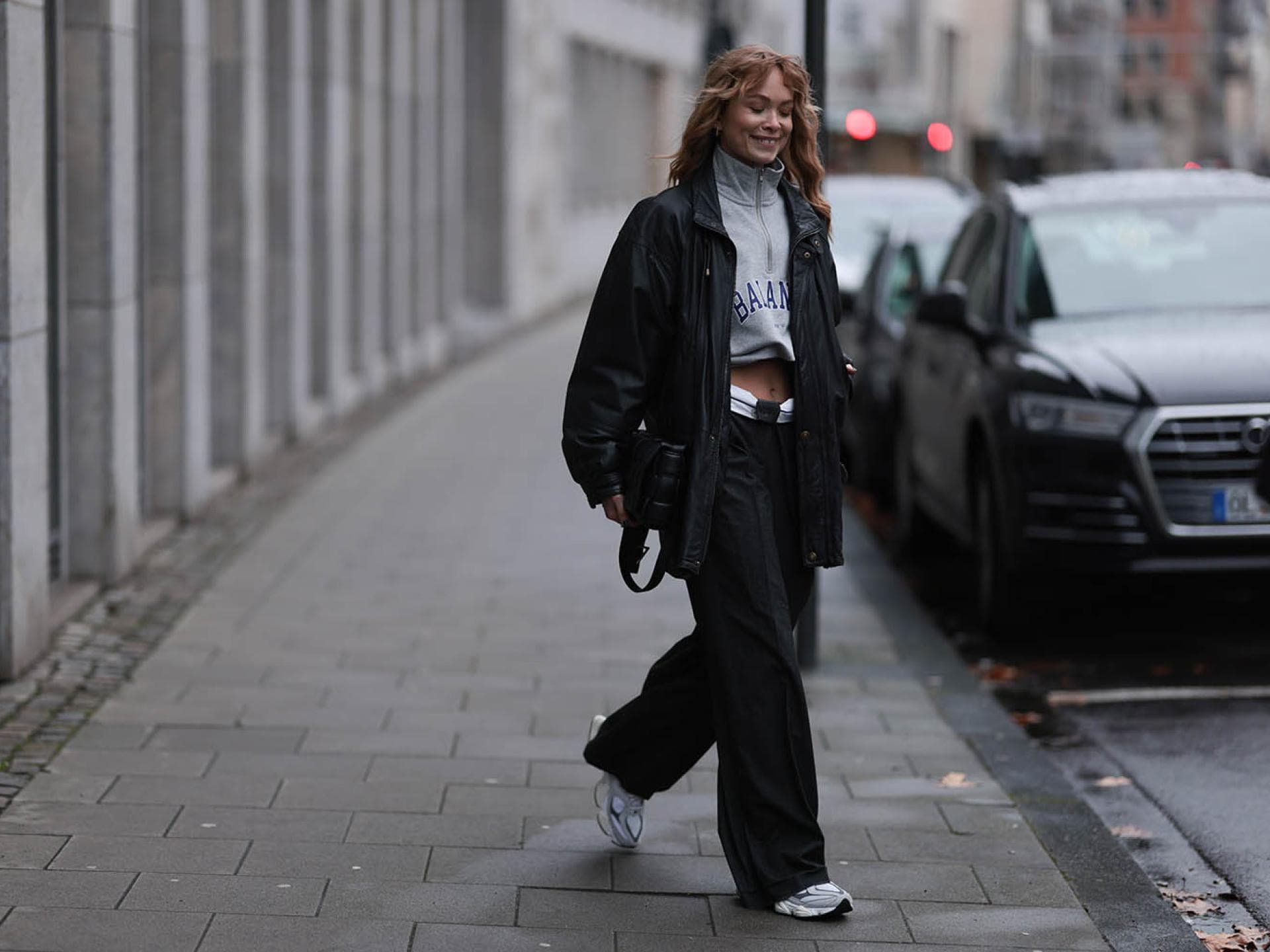 Frau mit sportlichen Sneakern