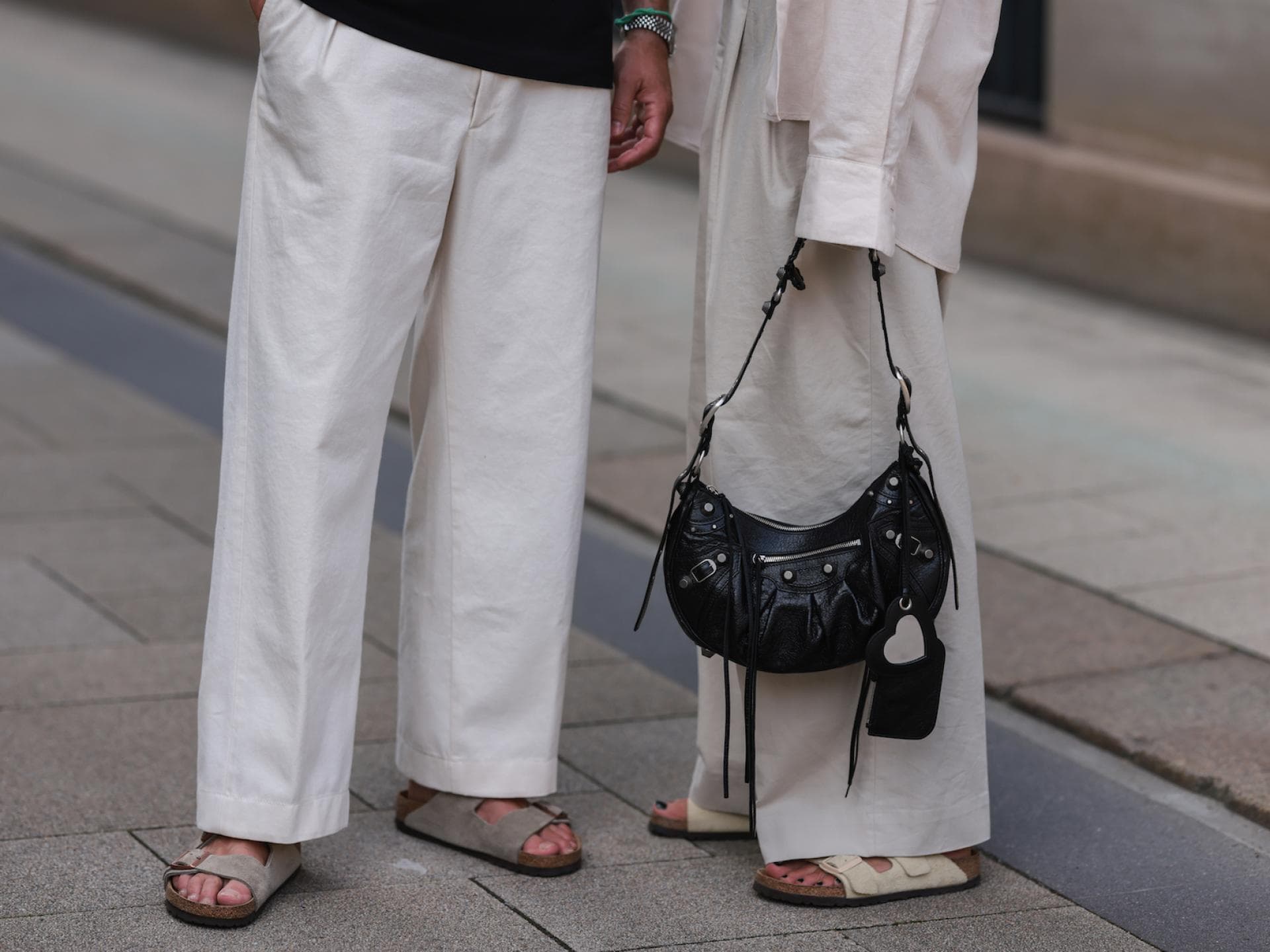Zwei stylische Frauen in den Birkenstock Arizona