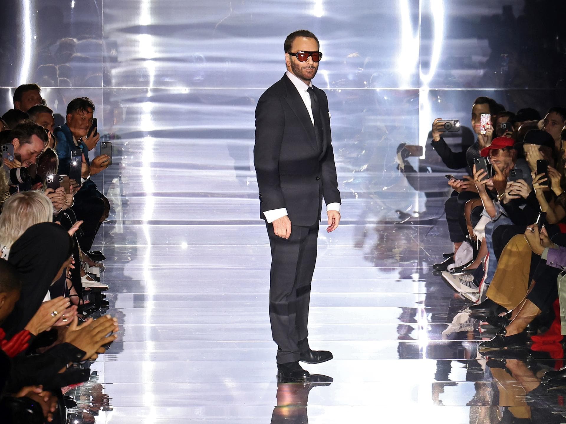 Tom Ford auf dem Laufsteg am Ende seiner Fashion Show 2023