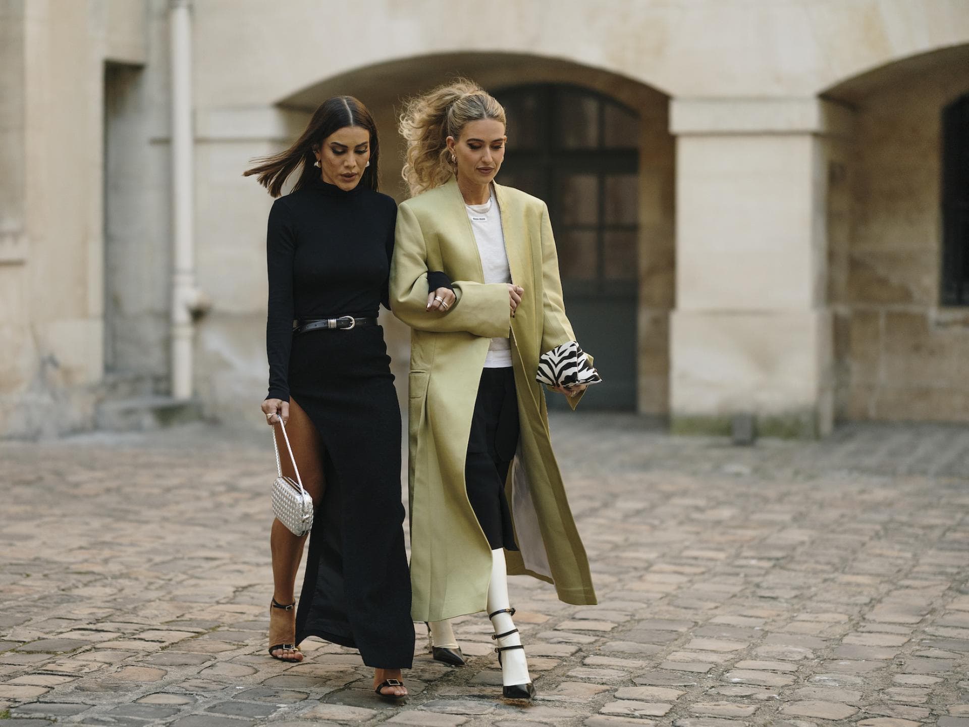 Zwei Frauen in hochwertigen Looks