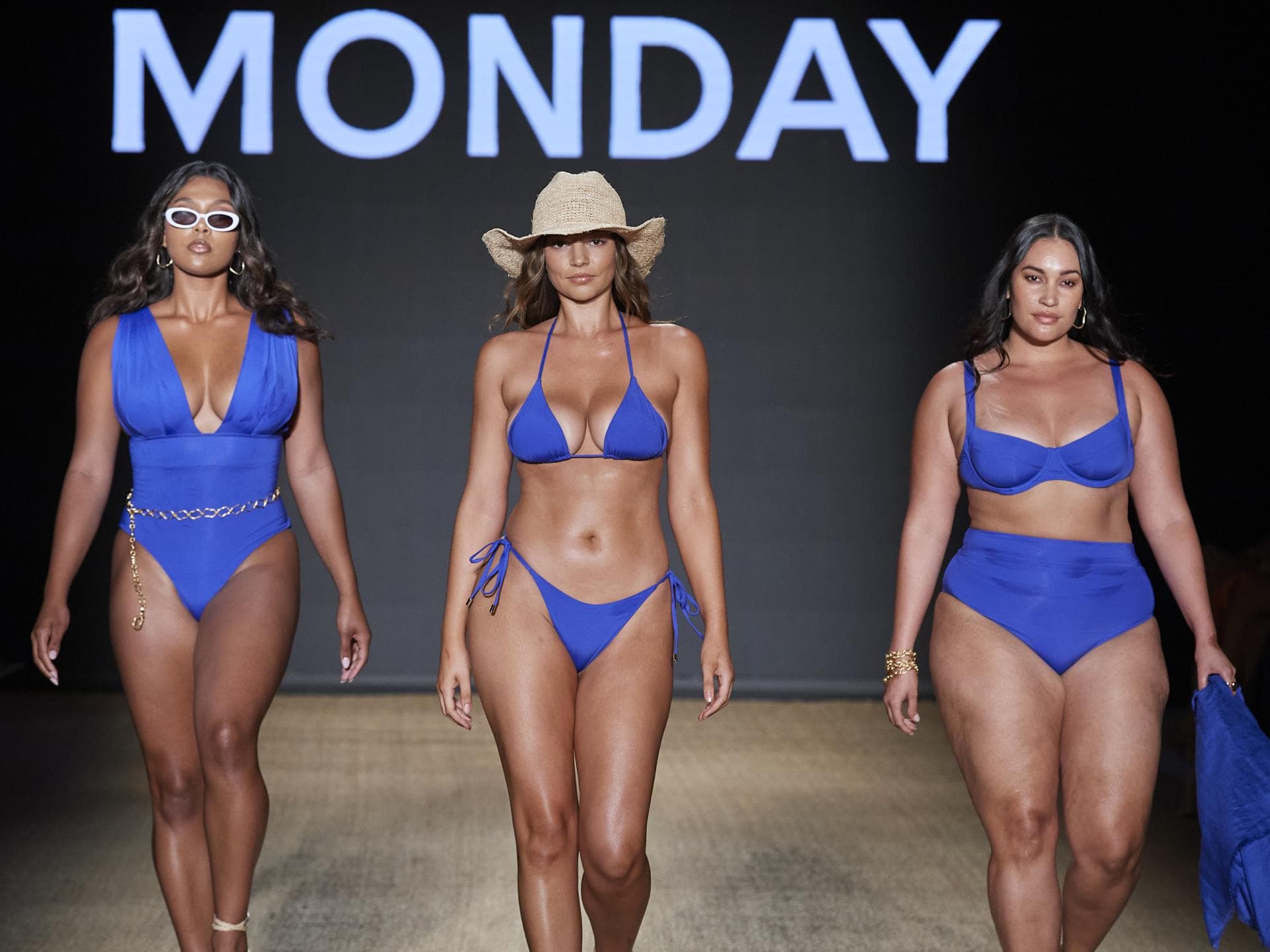 3 Frauen im blauen Bikinis auf dem Laufsteg