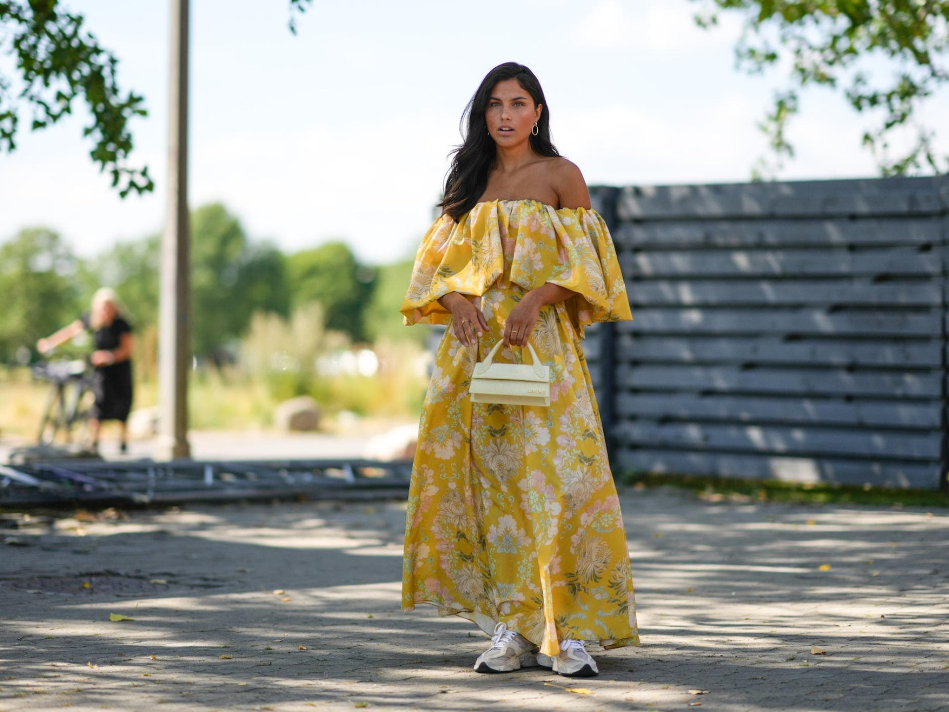 Frau im gelben floralen Maxi-Kleid