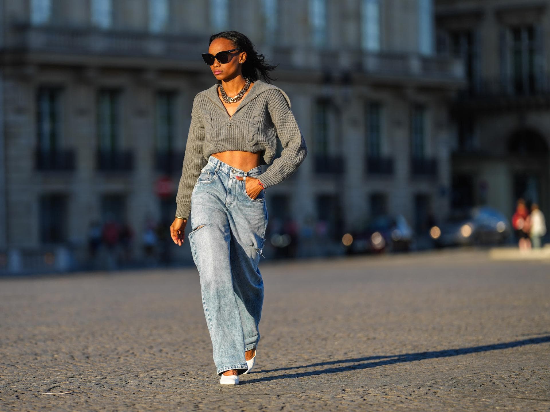 Frau trägt eine helle High Waist Jeans