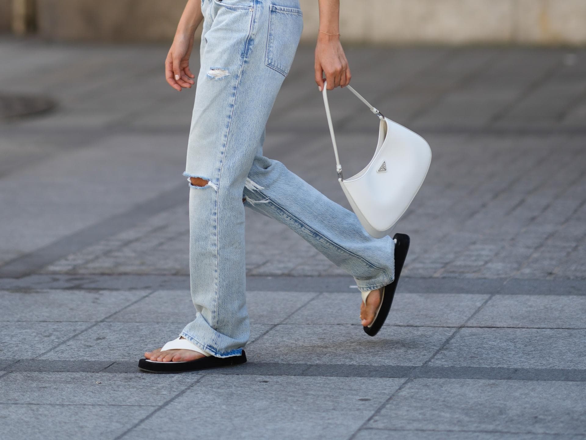 Frau trägt Jeans und Sandalen