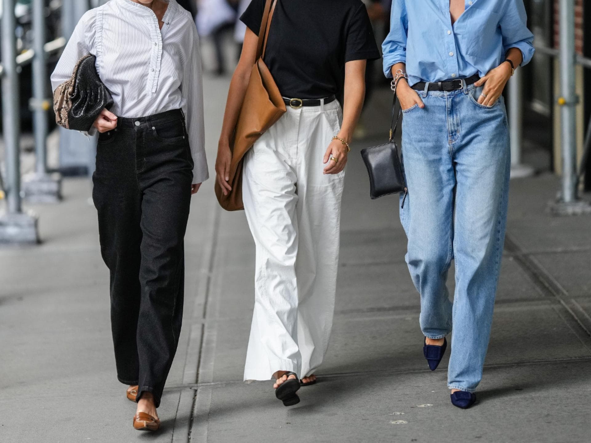 3 Frauen, die Jeans tragen