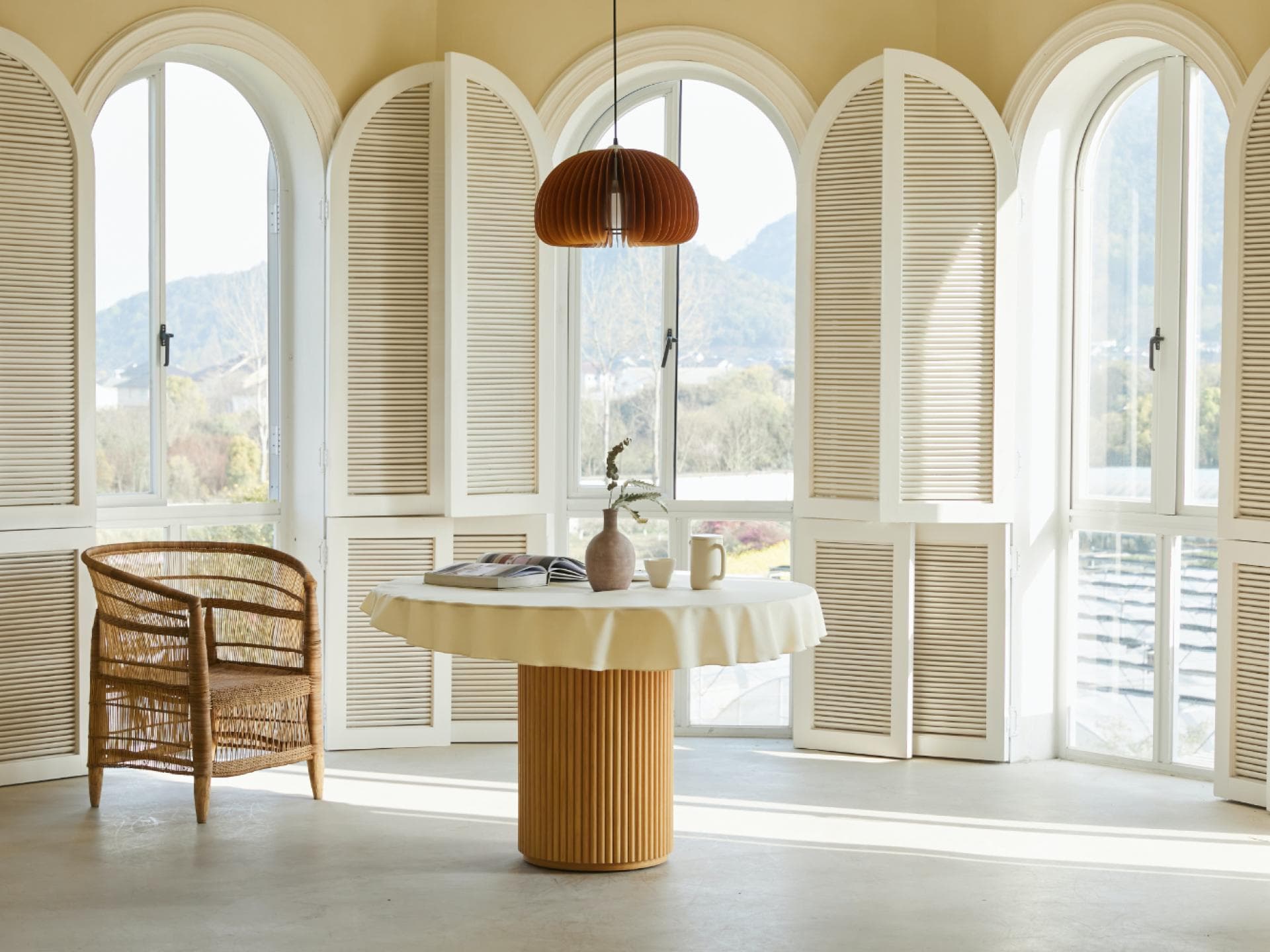 Mediterranes Zimmer mit rundem Tisch und Stuhl und Fenster Ausblick