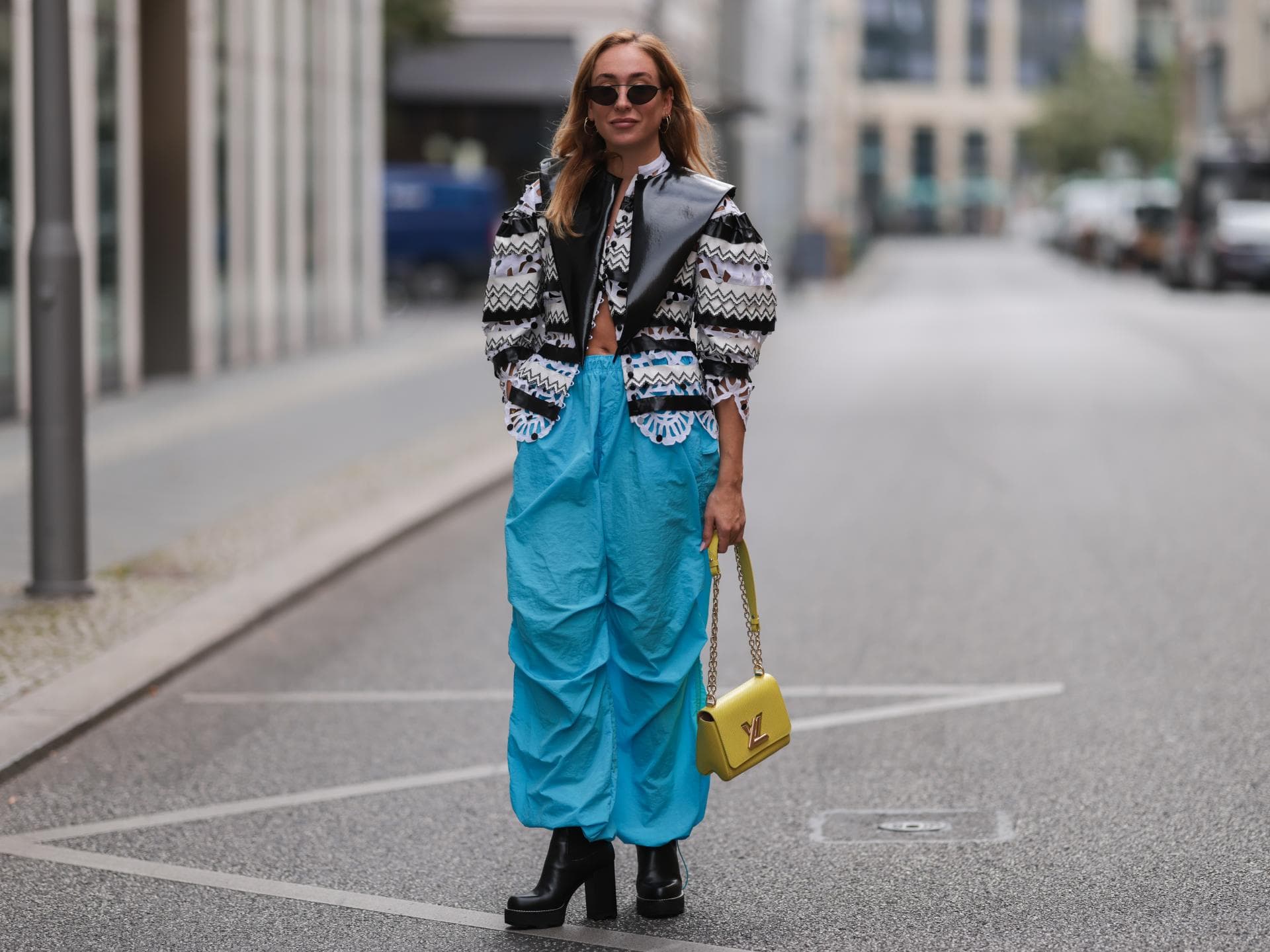 Parachute Pants stylen: Tipps für den perfekten Fallschirmhosen-Look Frau mit blauer Hose