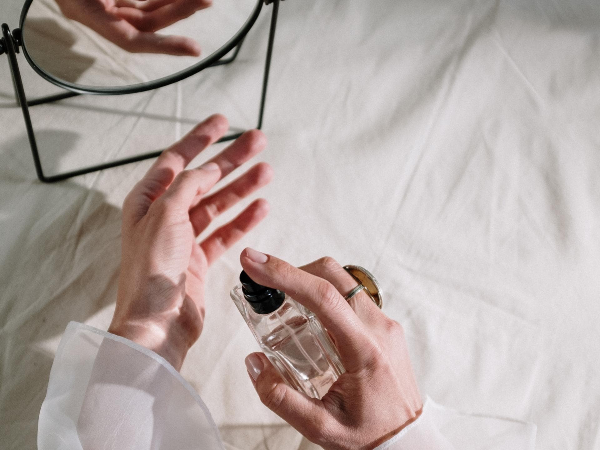 Parfum auf das Handgelenk sprühen