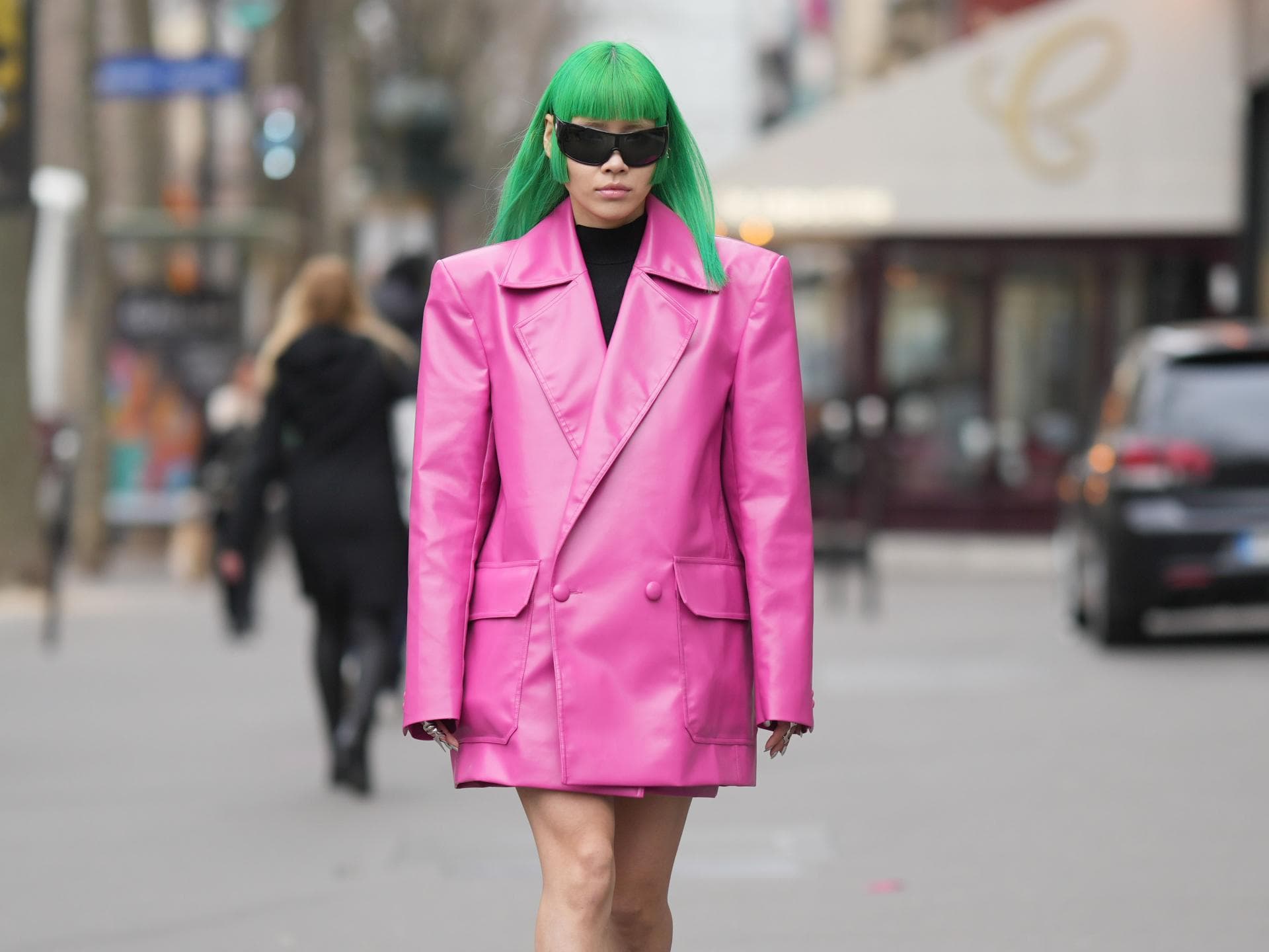 Person mit pinkem Blazer
