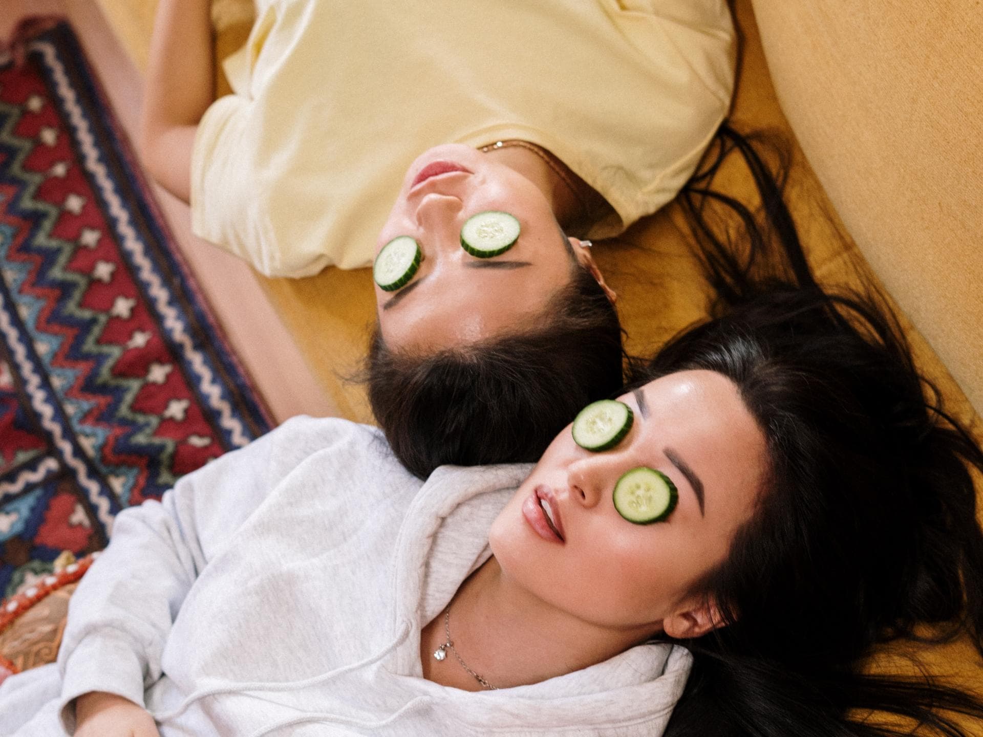 Frauen mit Gurken auf den Augen