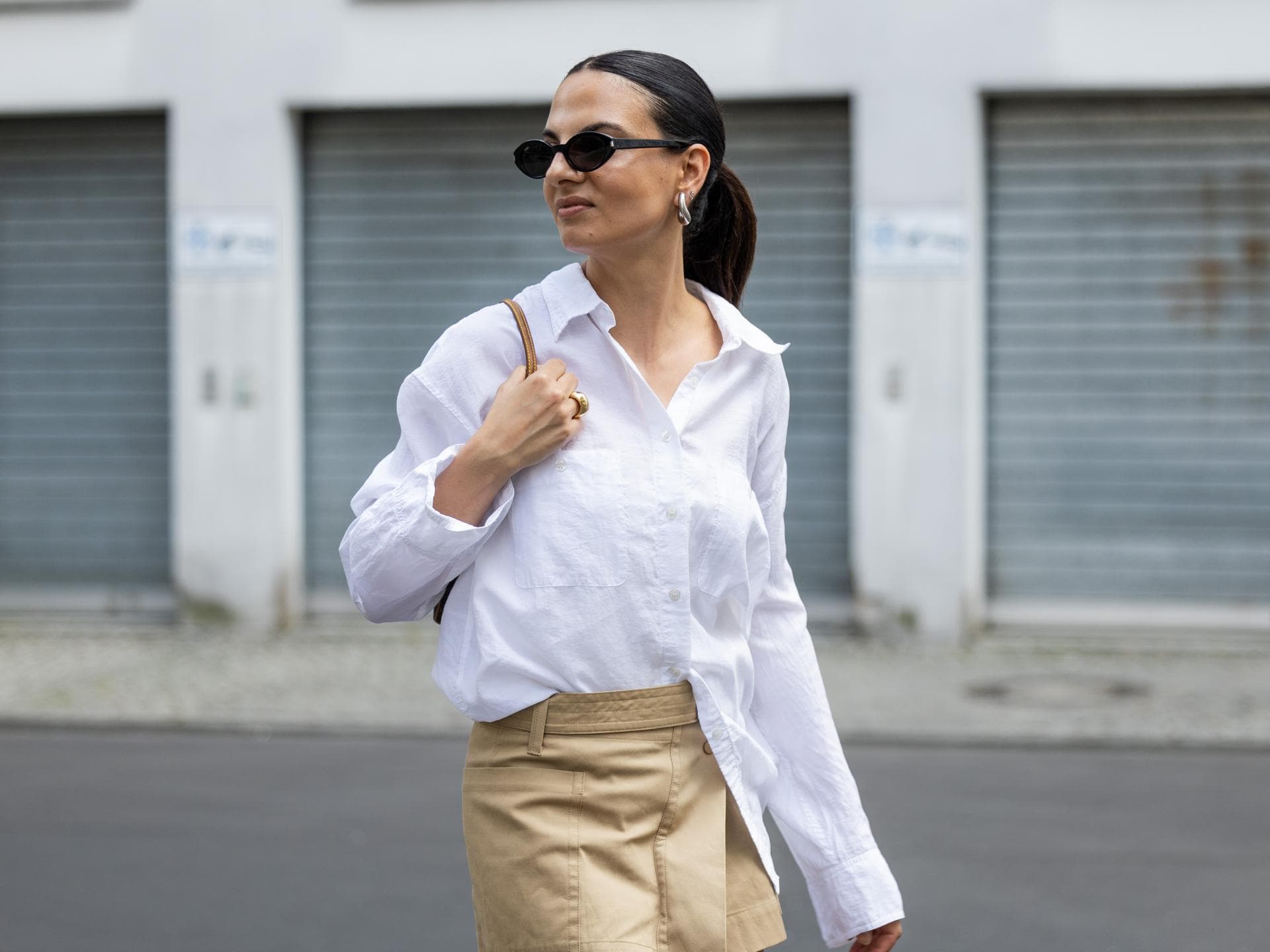 Frau mit weißer Bluse