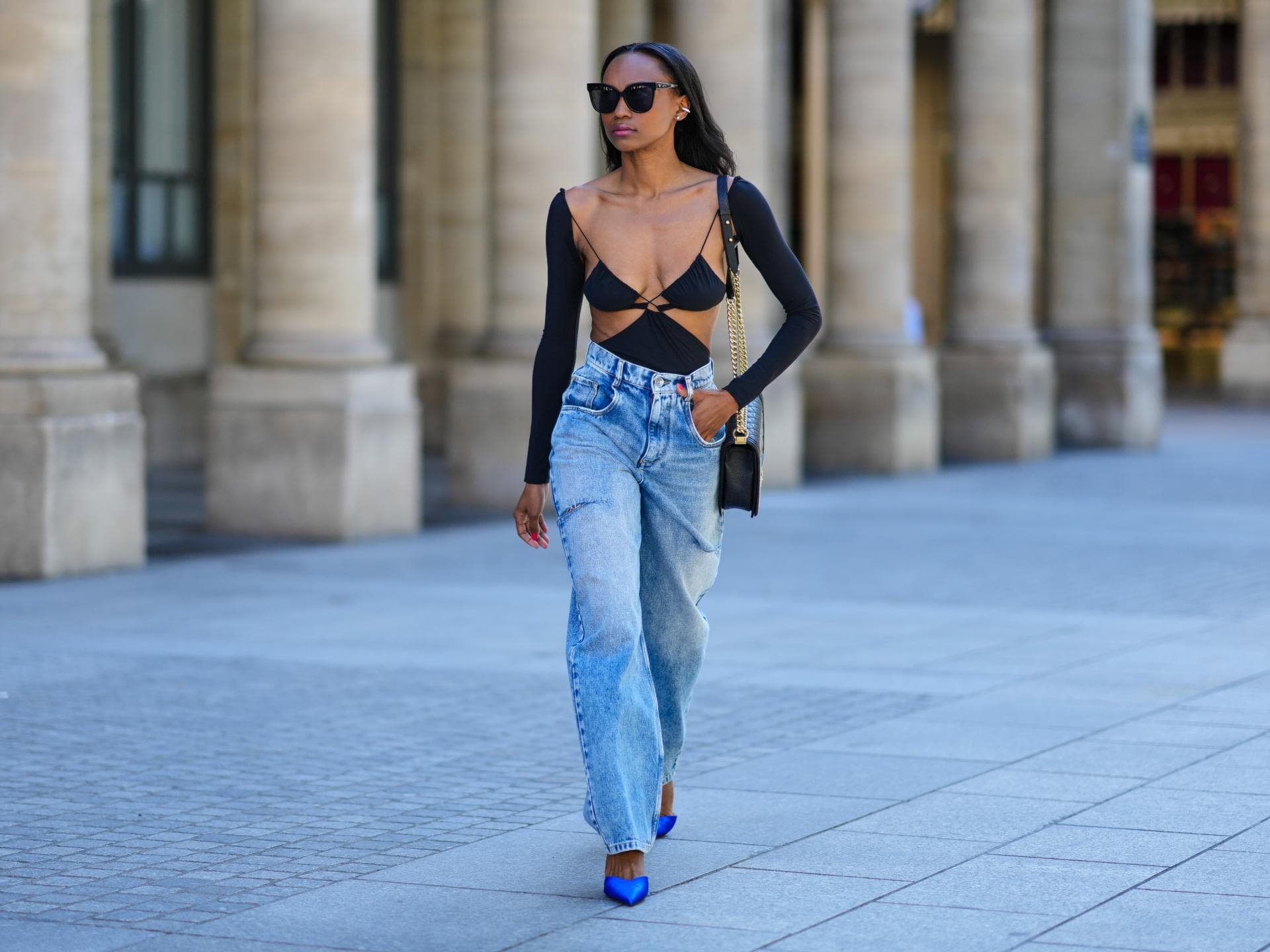 Frau mit blauer Boyfriend Jeans