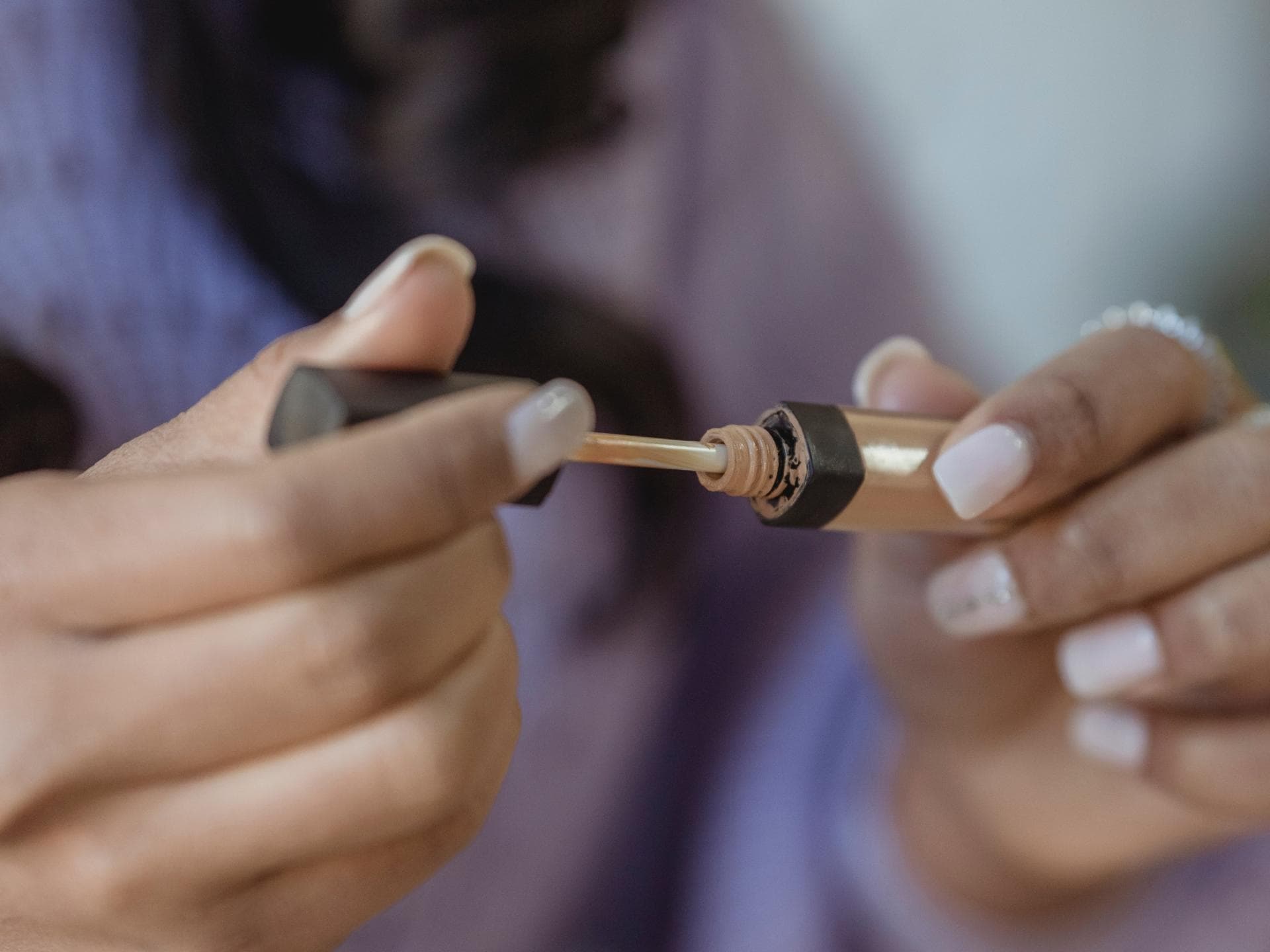 Frau haelt Concealer