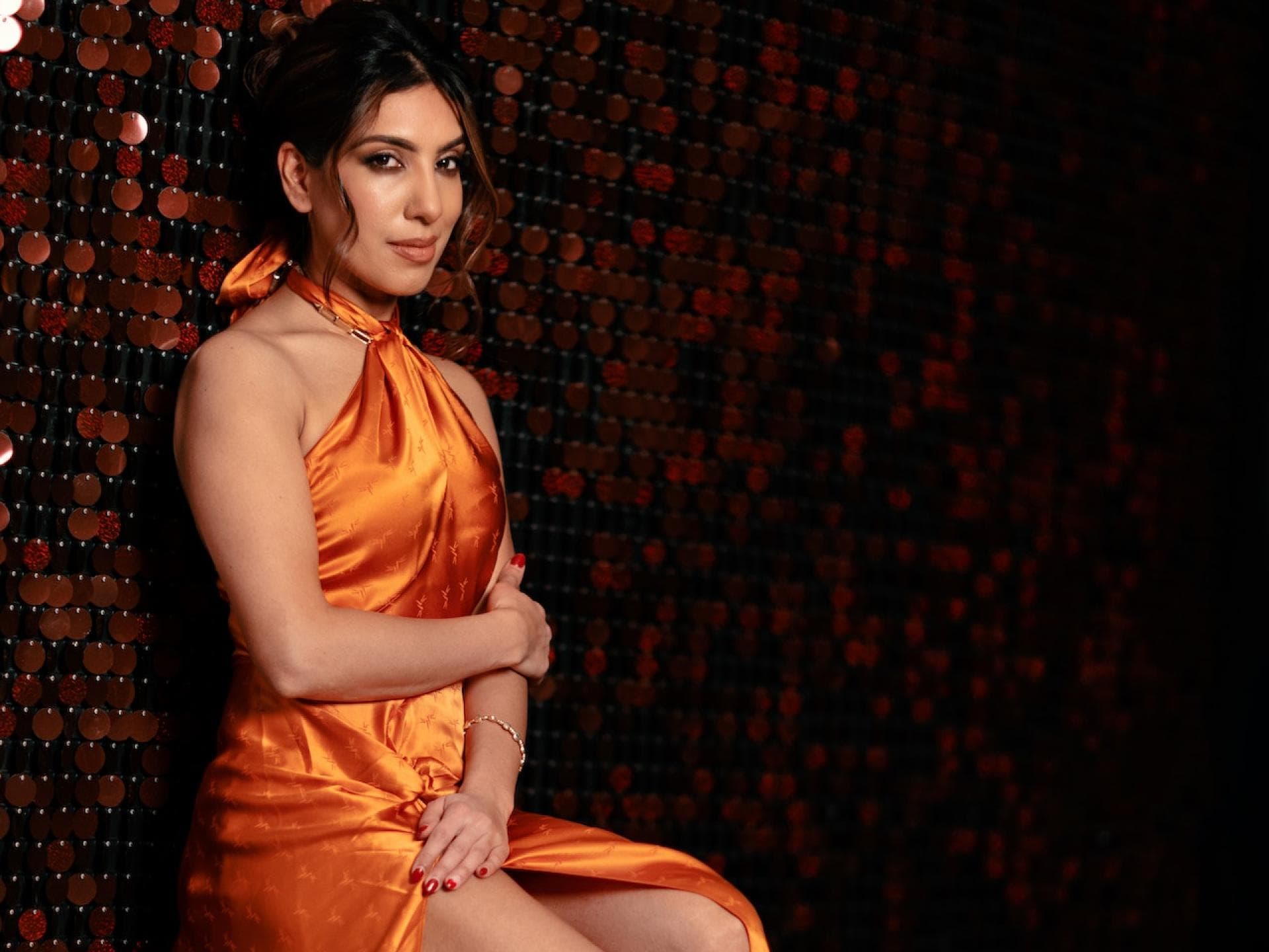 Frau im Kleid orange