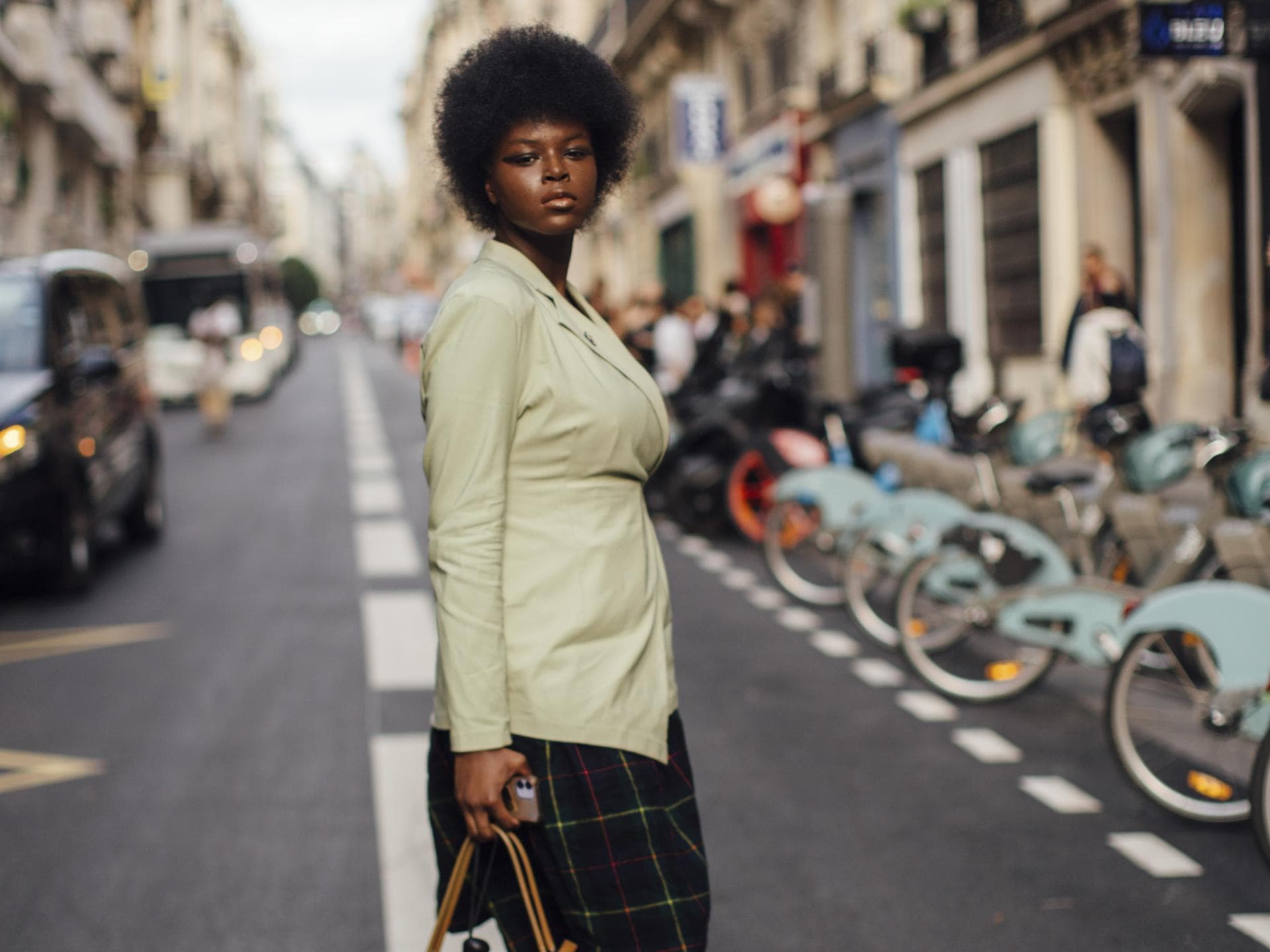Frau mit Afro