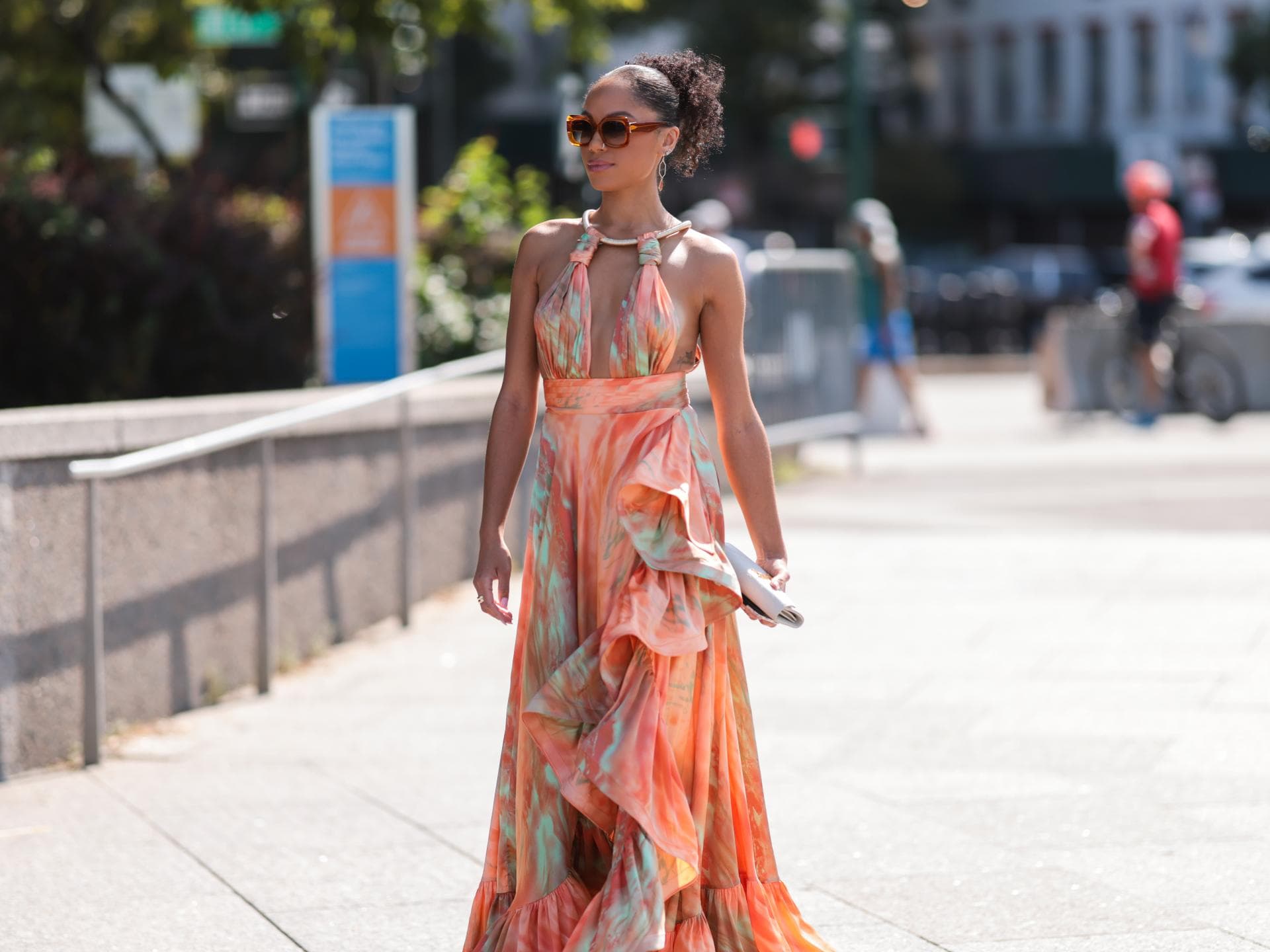 Frau in organgefarbenem Kleid