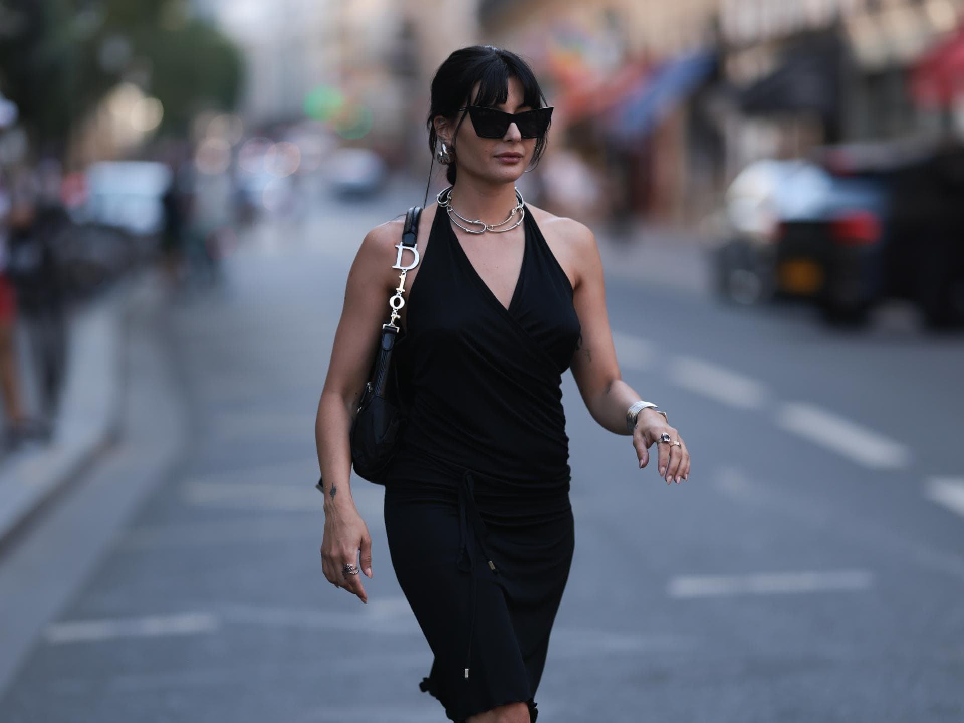 Frau in schwarzem Kleid