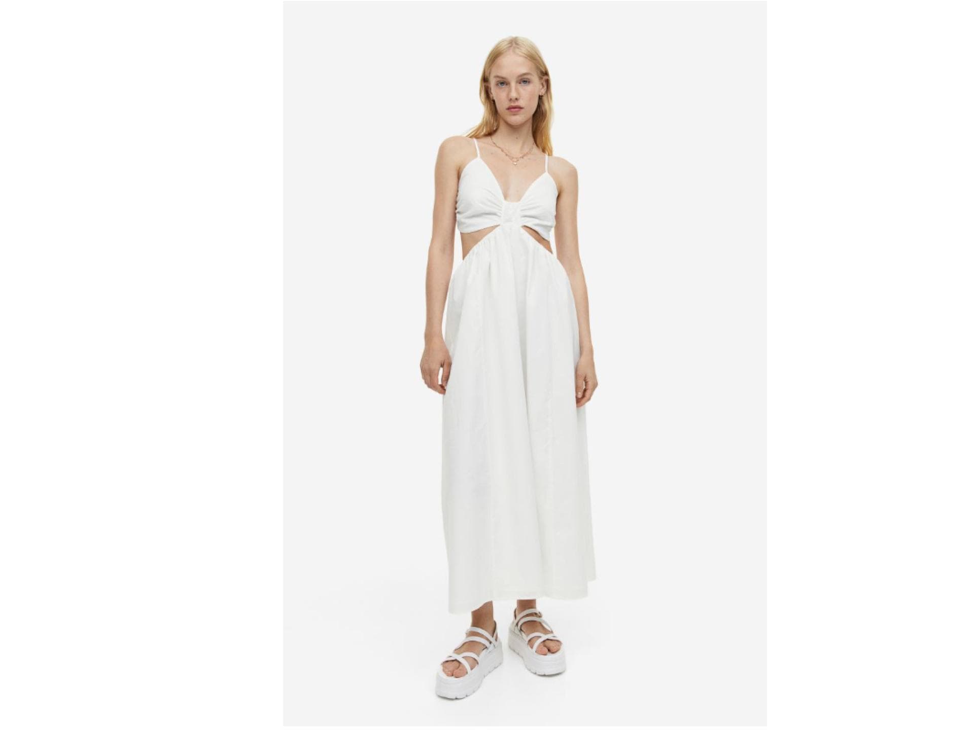Frau trägt weißes Kleid