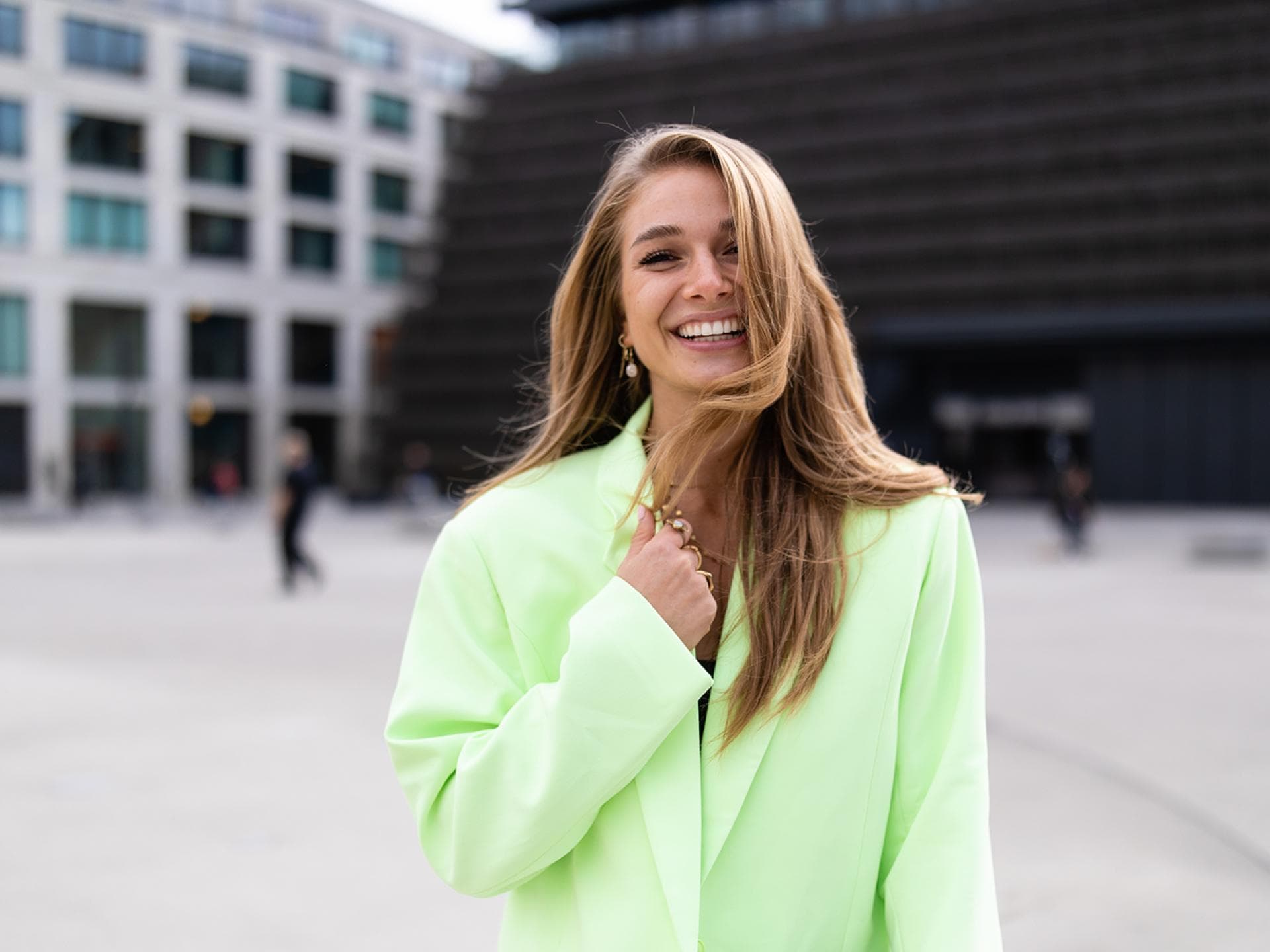 Lola Weippert in neongrünem Blazer