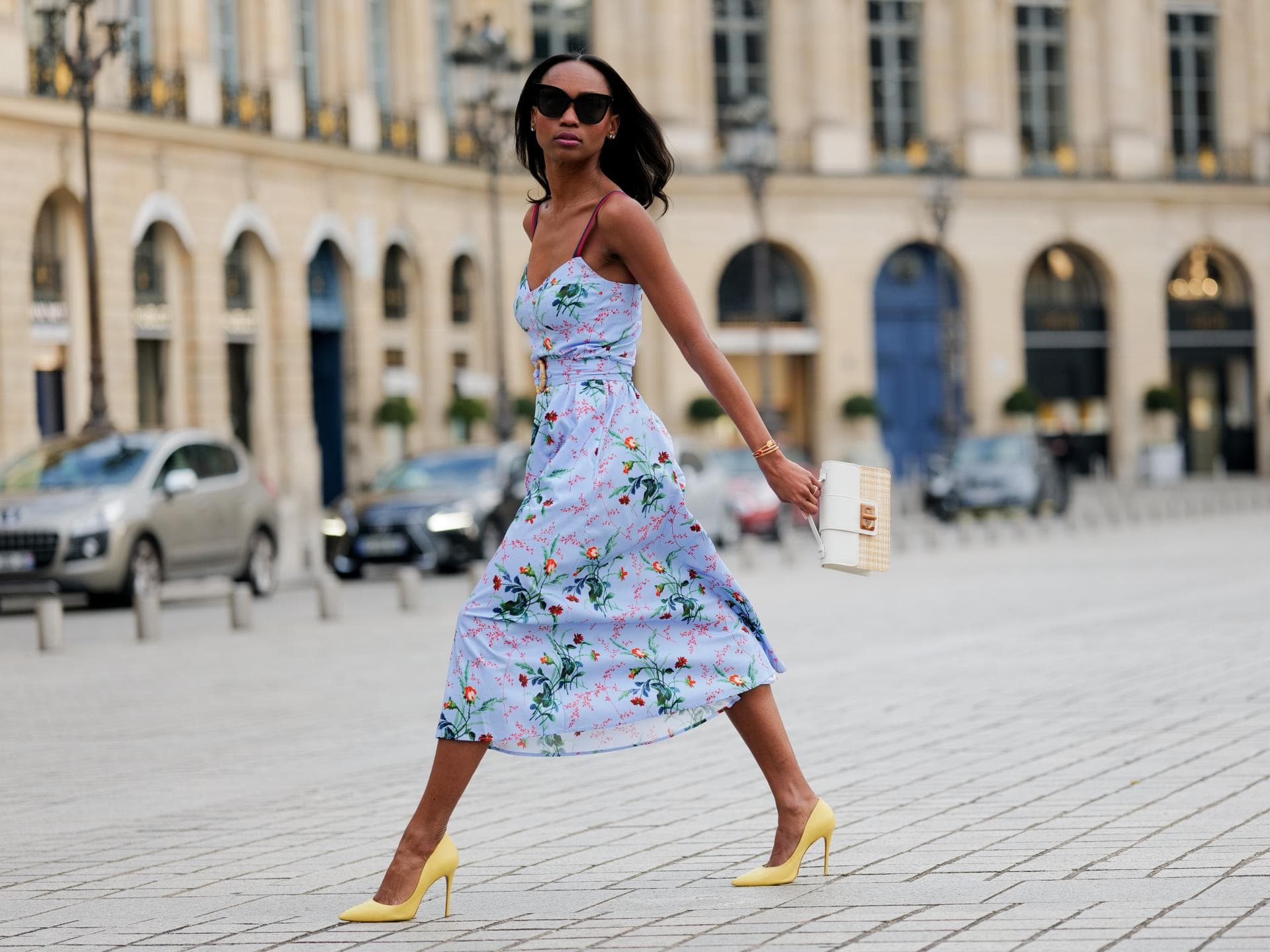 Große Frau mit Midi-Kleid