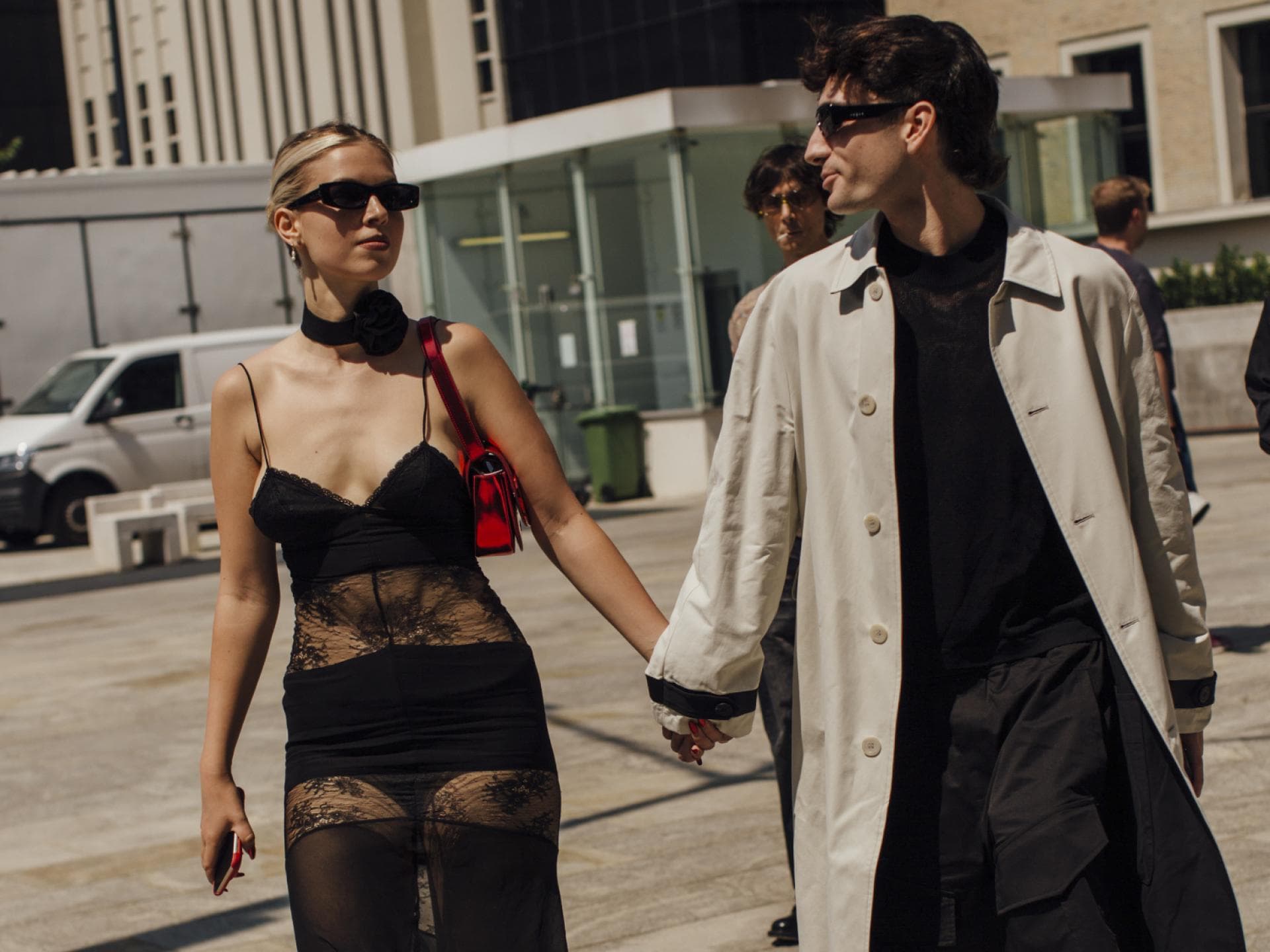 Paar hält Händchen Mailand Fashion Week