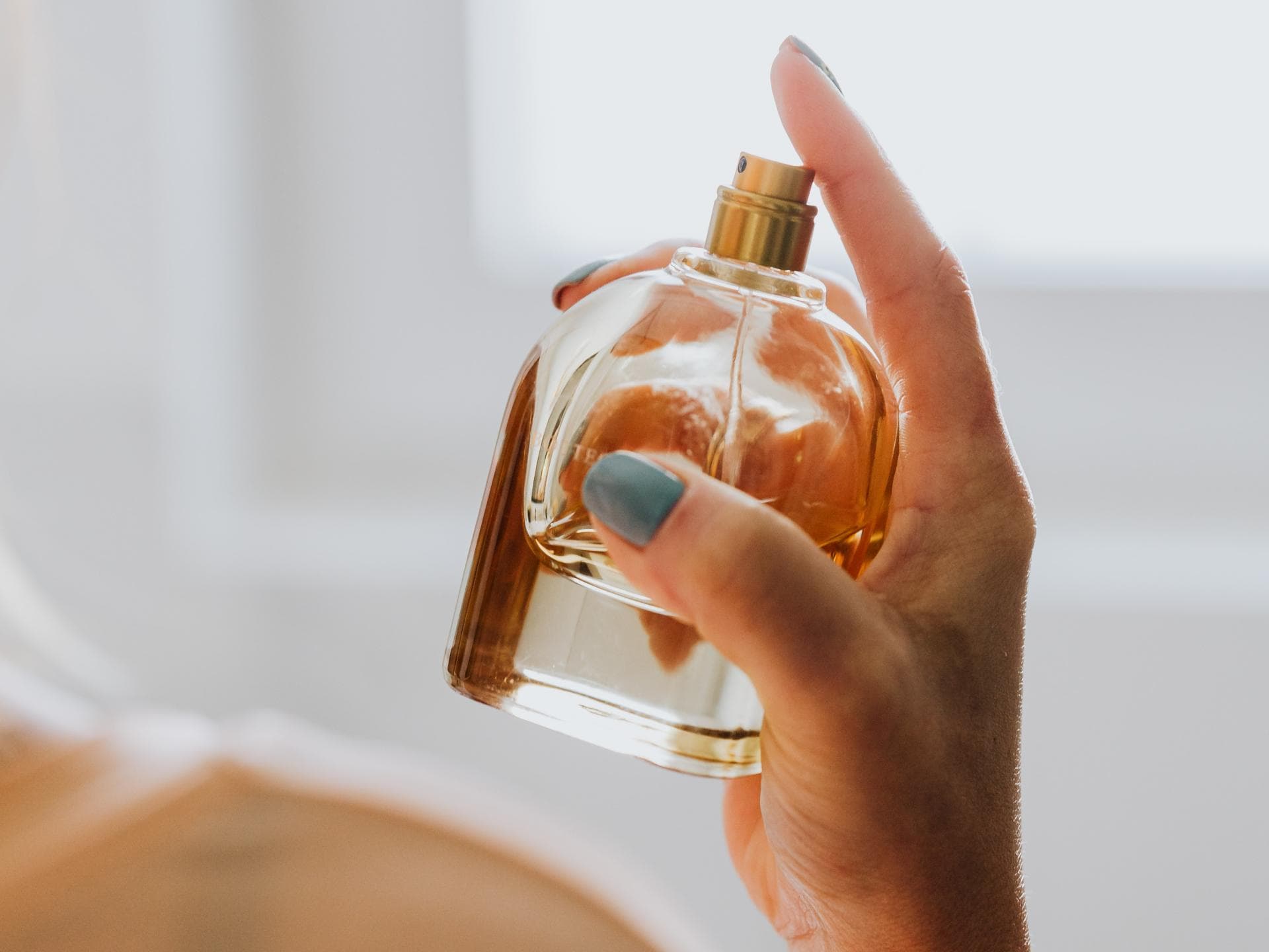 Parfum auftragen