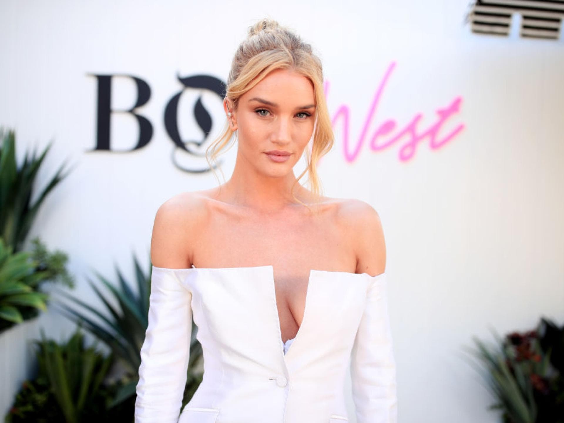 Rosie Huntington-Whiteley in weißem Kleid Rosie Huntington-Whiteley in weißem Kleid