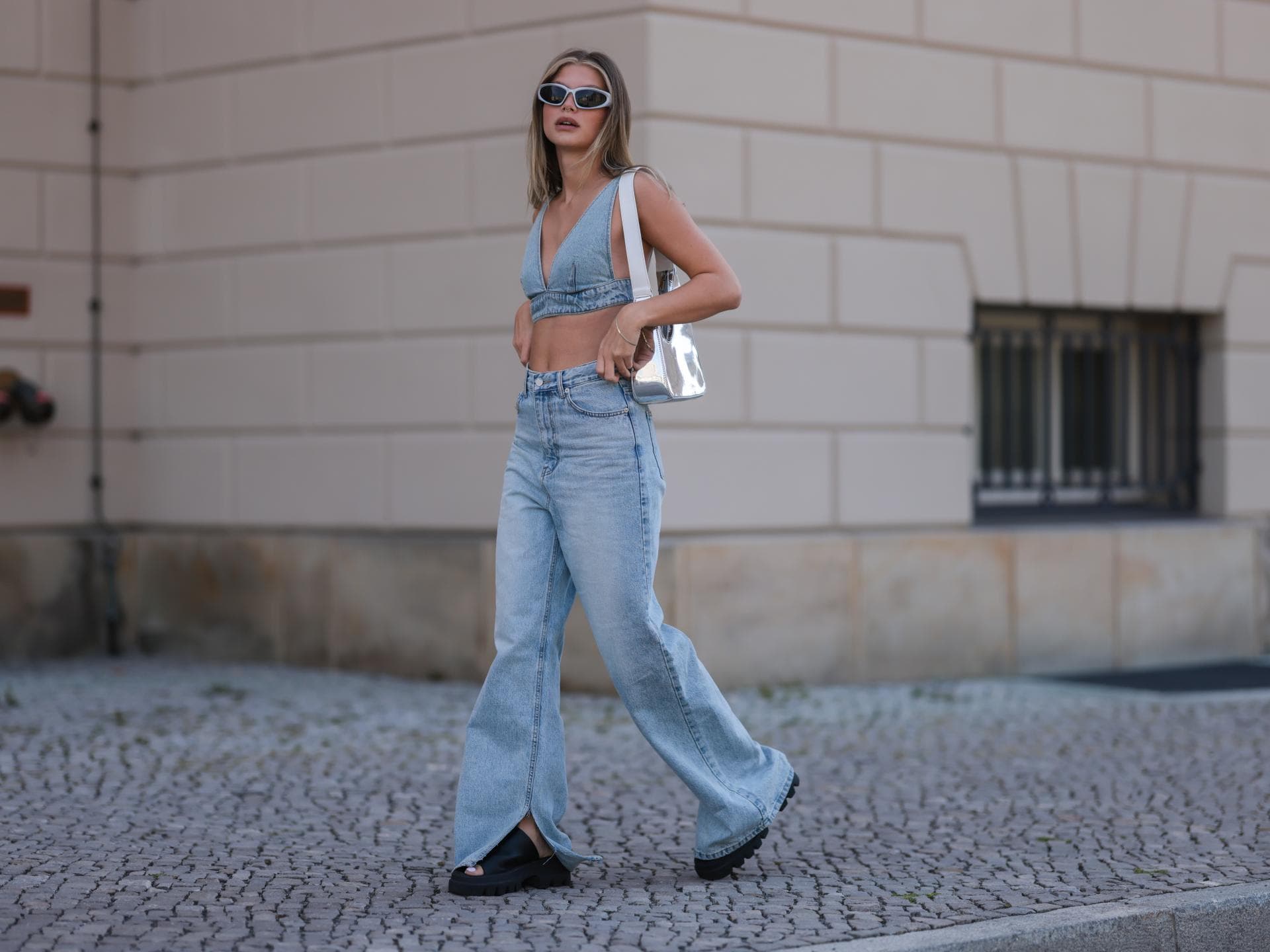 Frau in einer Jeans-Schlaghose