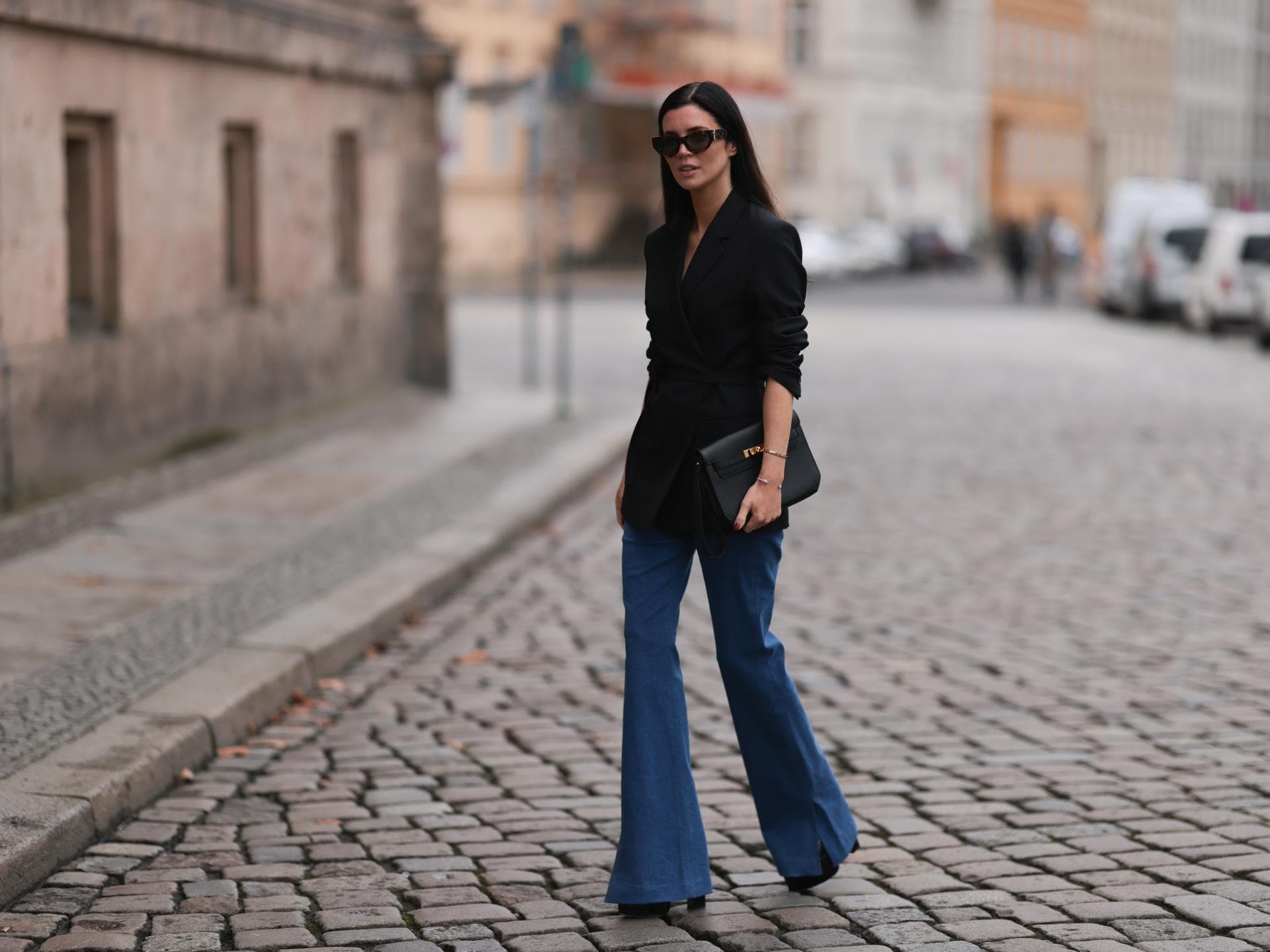 Frau in Jeans-Schlaghose und Blazer