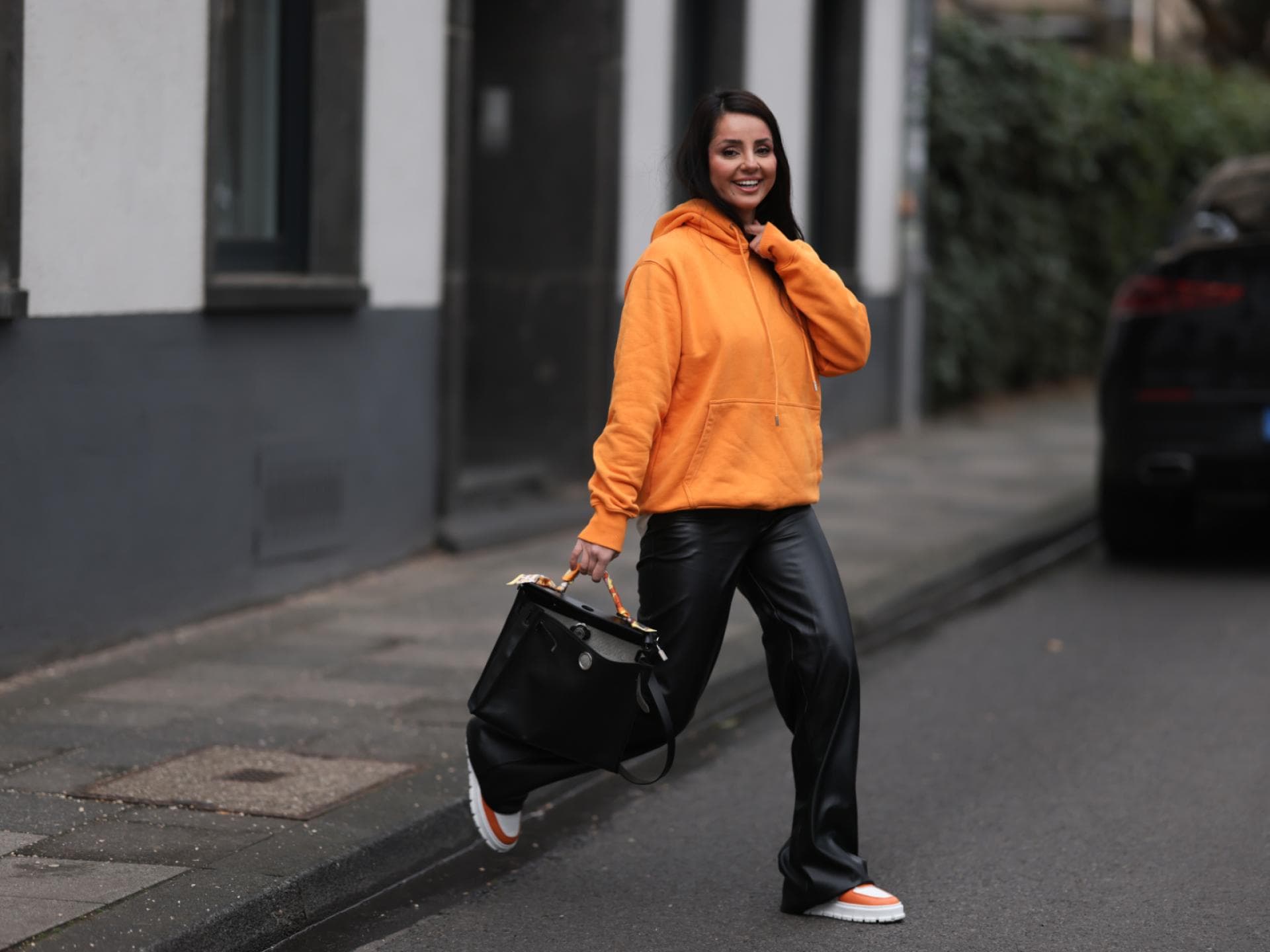 Frau mit schwarzer Hose und Hoodie