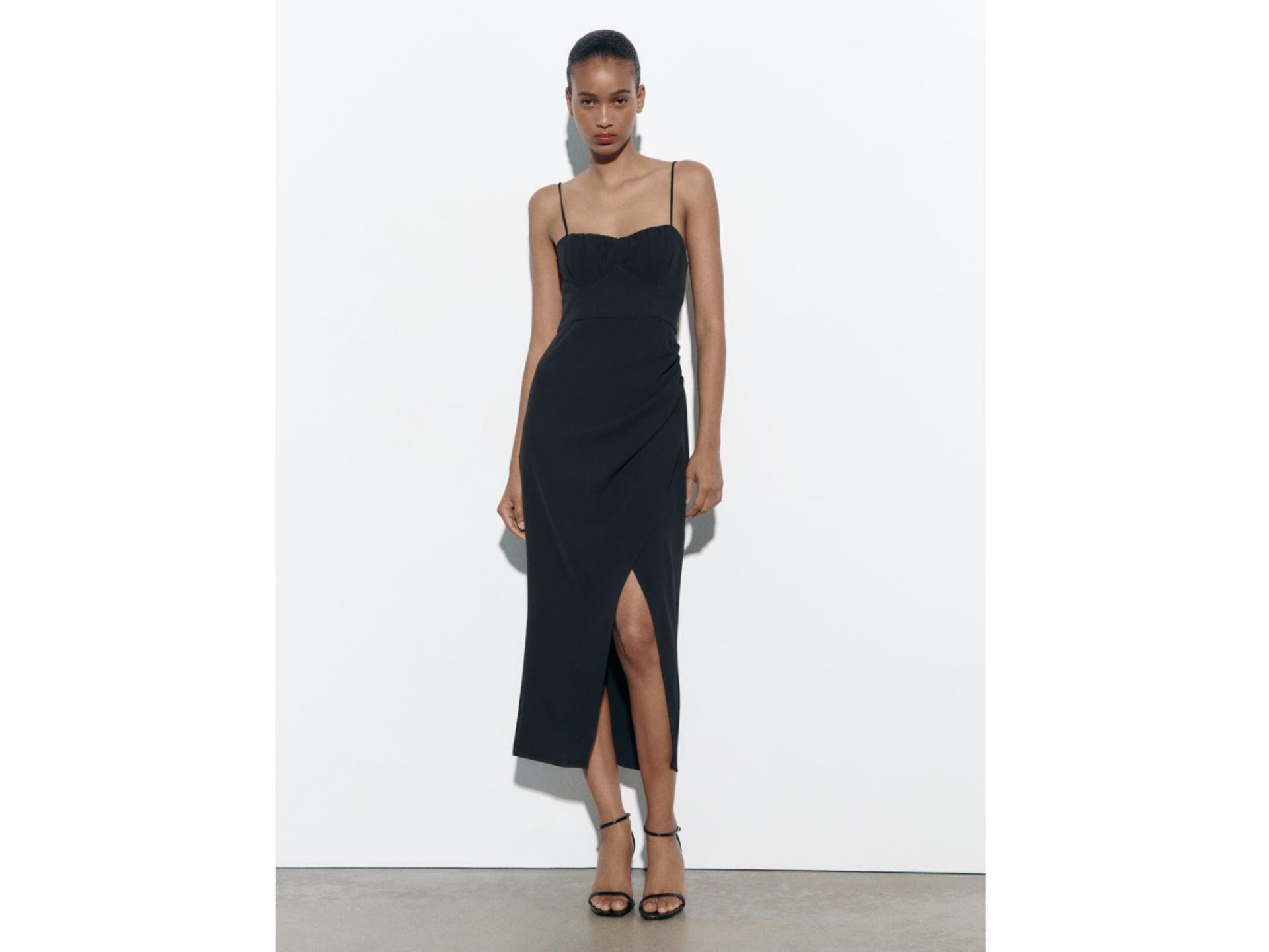 Schwarzes Midi-Kleid von Zara